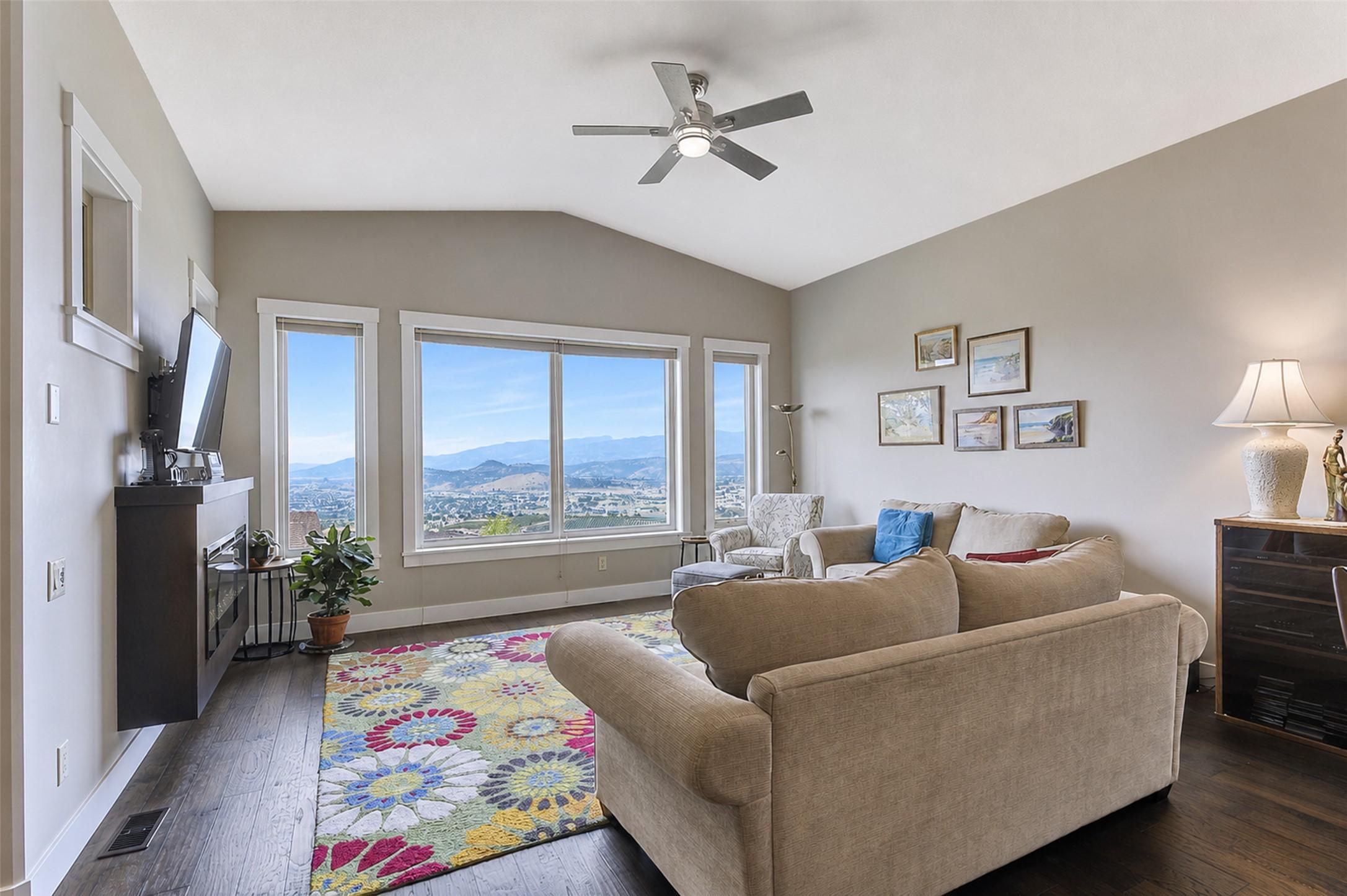 2-1836 Tower Ranch Boulevard, Kelowna, BC - Indoor Photo Showing Living Room