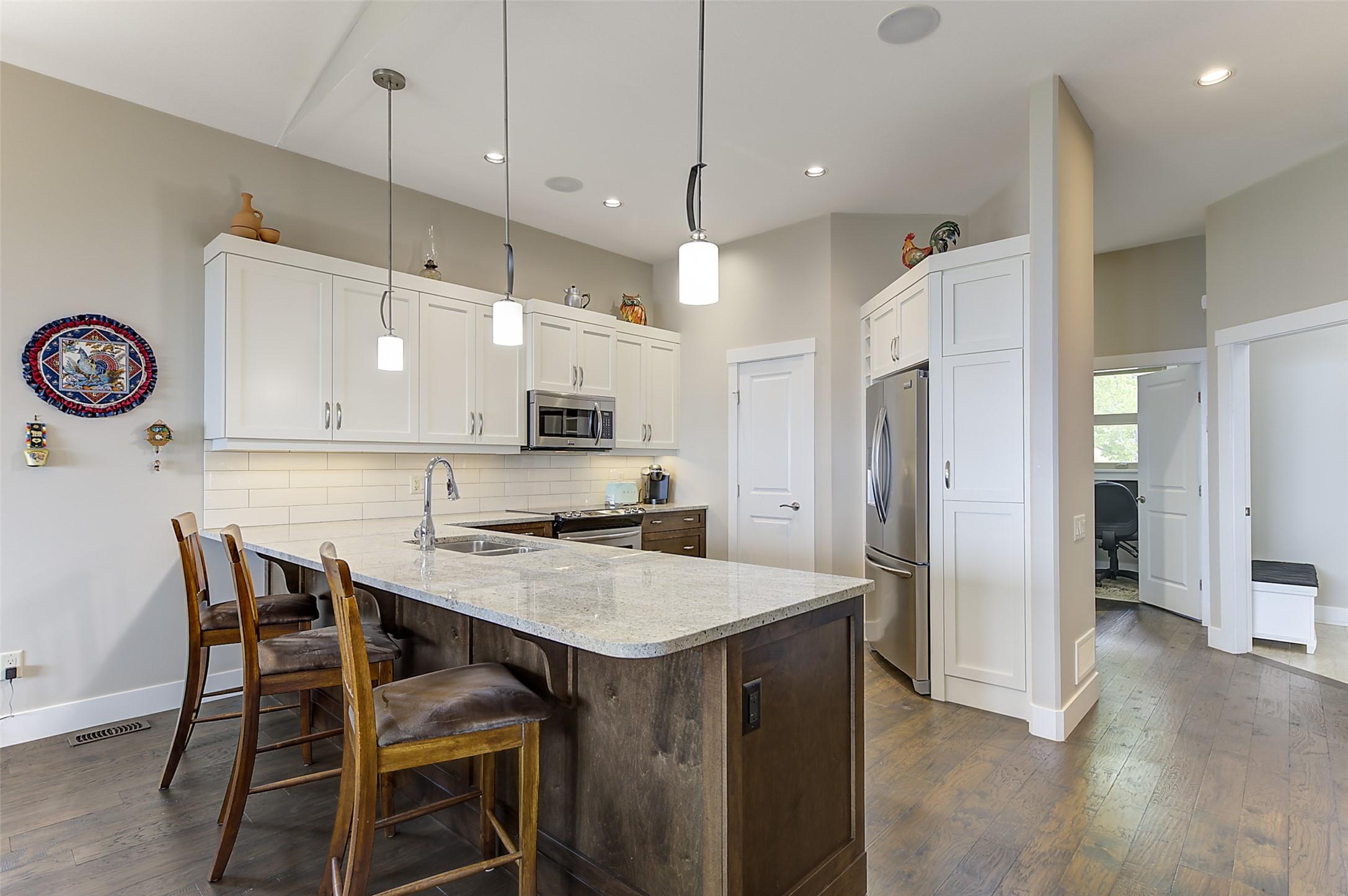 2-1836 Tower Ranch Boulevard, Kelowna, BC - Indoor Photo Showing Kitchen With Double Sink With Upgraded Kitchen