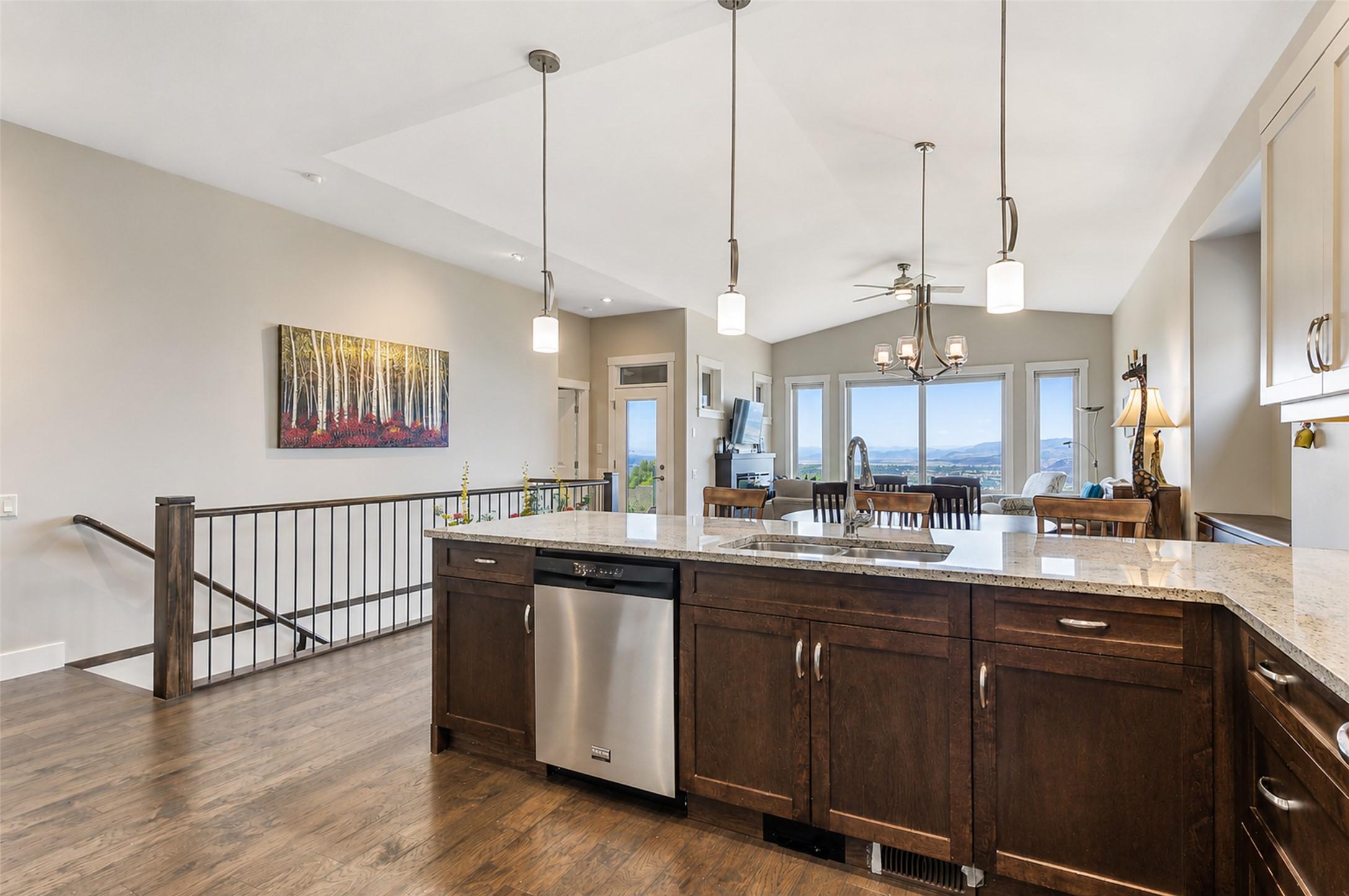 2-1836 Tower Ranch Boulevard, Kelowna, BC - Indoor Photo Showing Kitchen With Double Sink With Upgraded Kitchen