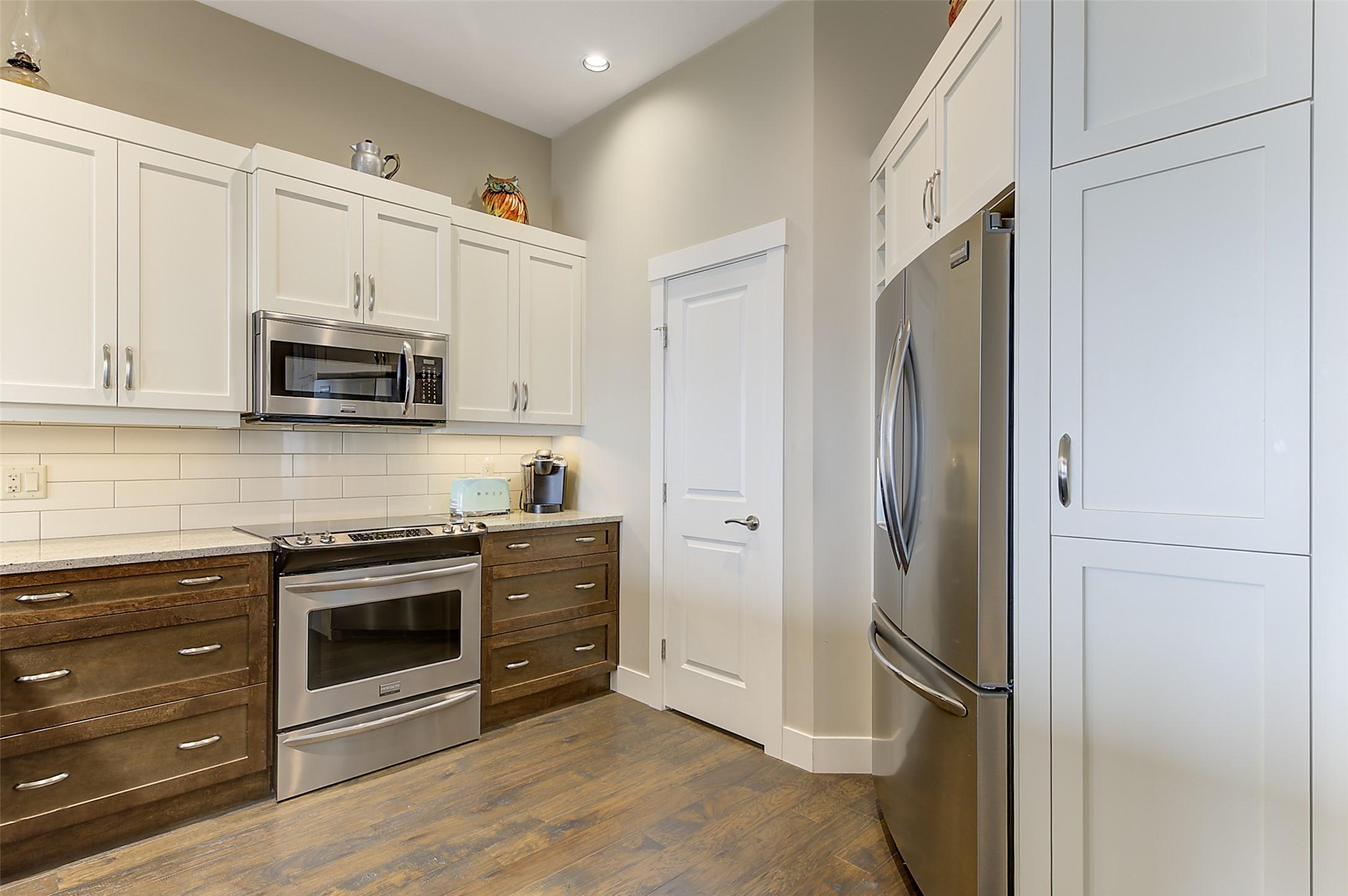 2-1836 Tower Ranch Boulevard, Kelowna, BC - Indoor Photo Showing Kitchen With Stainless Steel Kitchen With Upgraded Kitchen