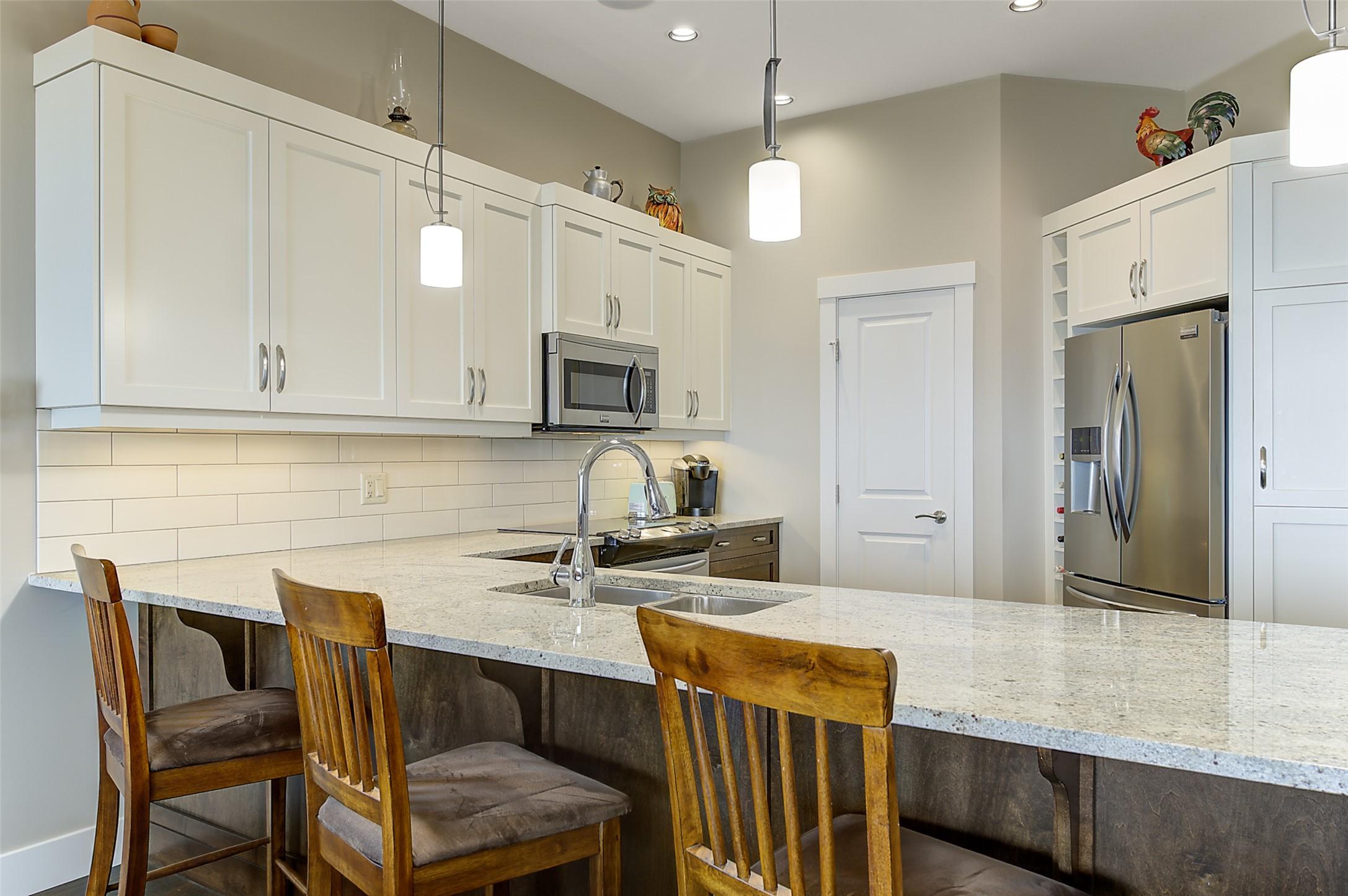 2-1836 Tower Ranch Boulevard, Kelowna, BC - Indoor Photo Showing Kitchen With Double Sink With Upgraded Kitchen