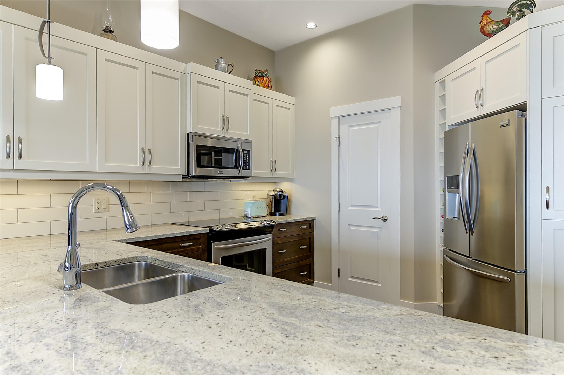 2-1836 Tower Ranch Boulevard, Kelowna, BC - Indoor Photo Showing Kitchen With Stainless Steel Kitchen With Double Sink With Upgraded Kitchen