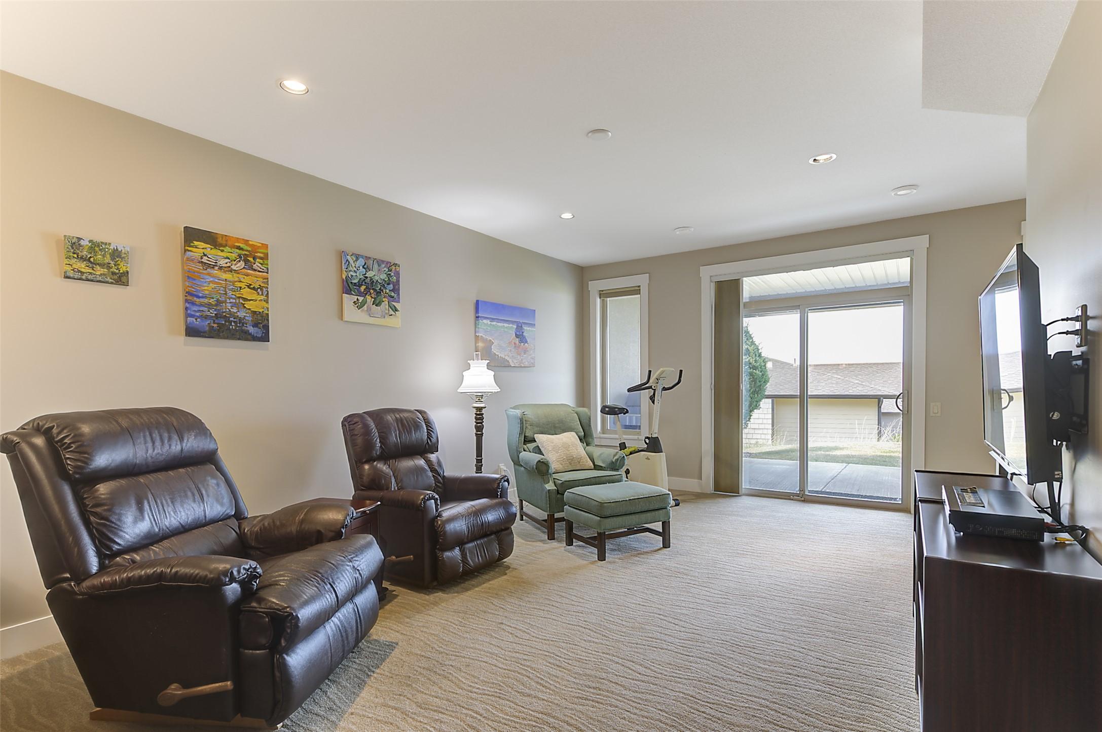 2-1836 Tower Ranch Boulevard, Kelowna, BC - Indoor Photo Showing Living Room