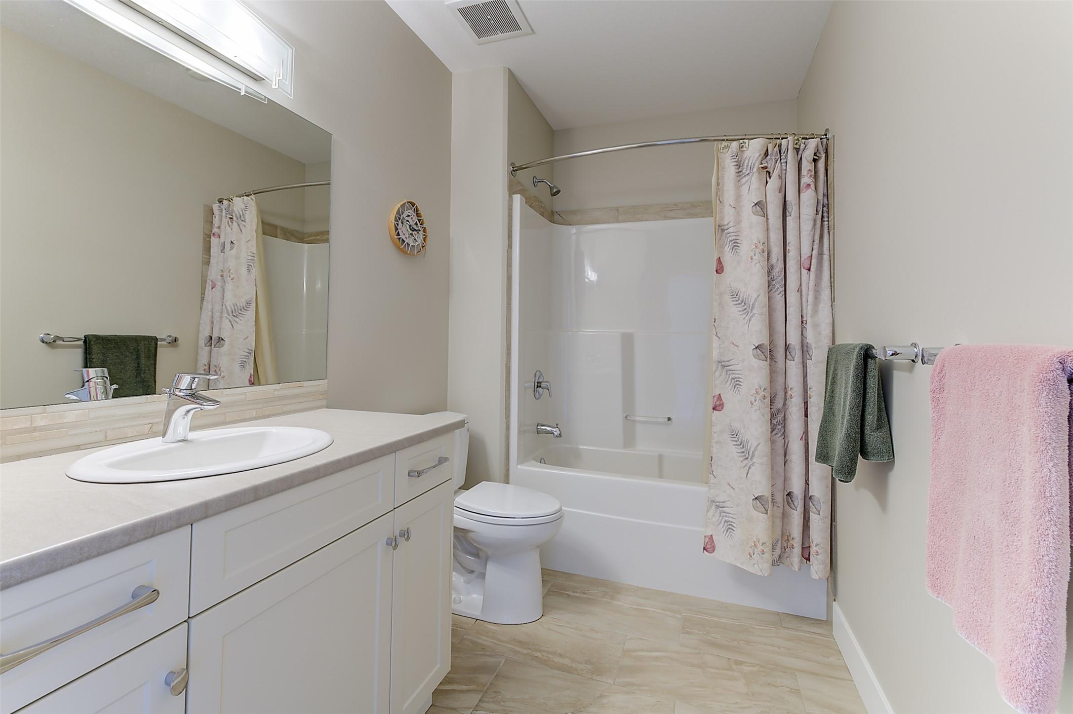 2-1836 Tower Ranch Boulevard, Kelowna, BC - Indoor Photo Showing Bathroom