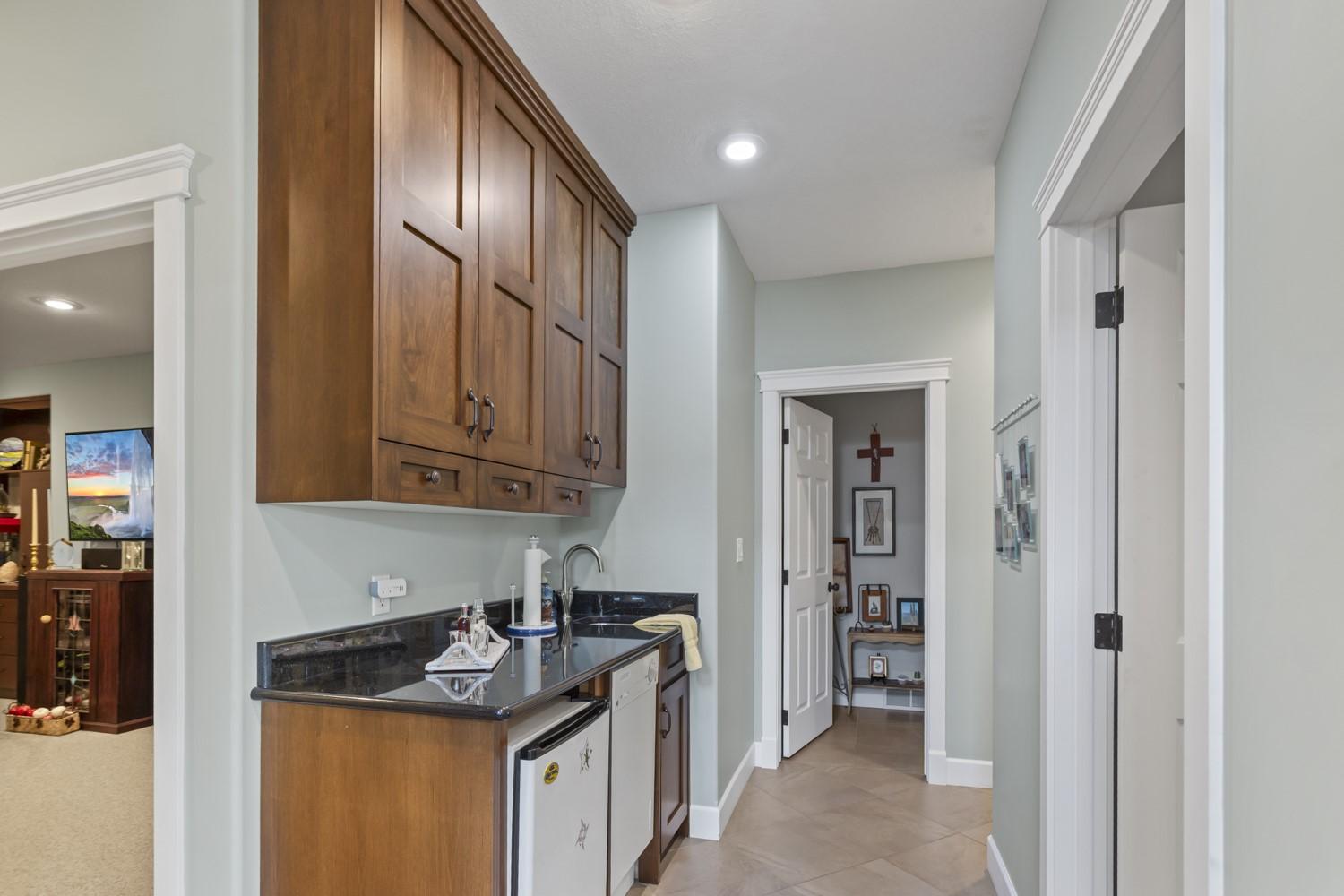 18-420 20Th Avenue, Creston, BC - Indoor Photo Showing Kitchen