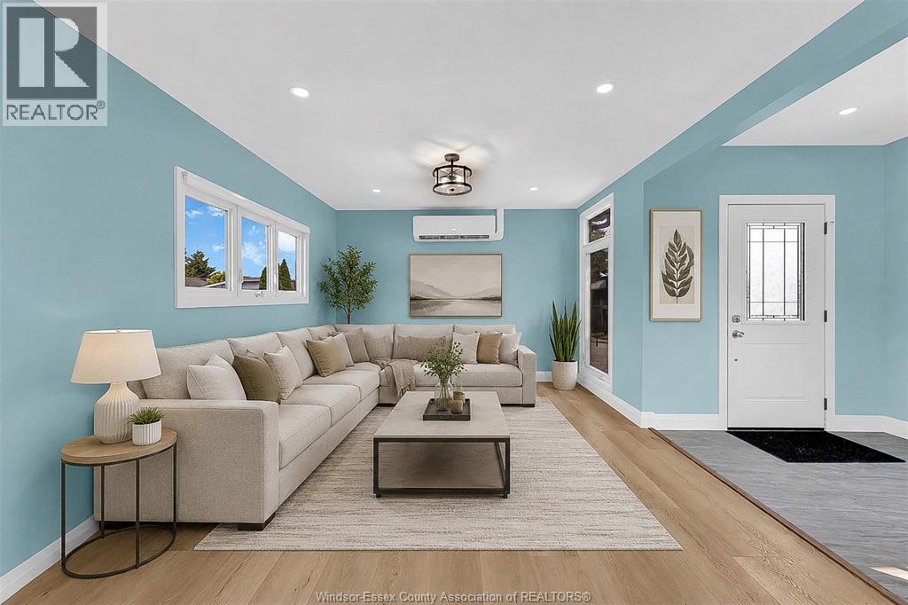 77 Julie Lane, Lakeshore, ON - Indoor Photo Showing Living Room