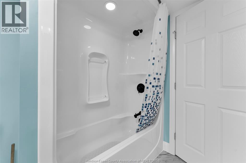 77 Julie Lane, Lakeshore, ON - Indoor Photo Showing Bathroom