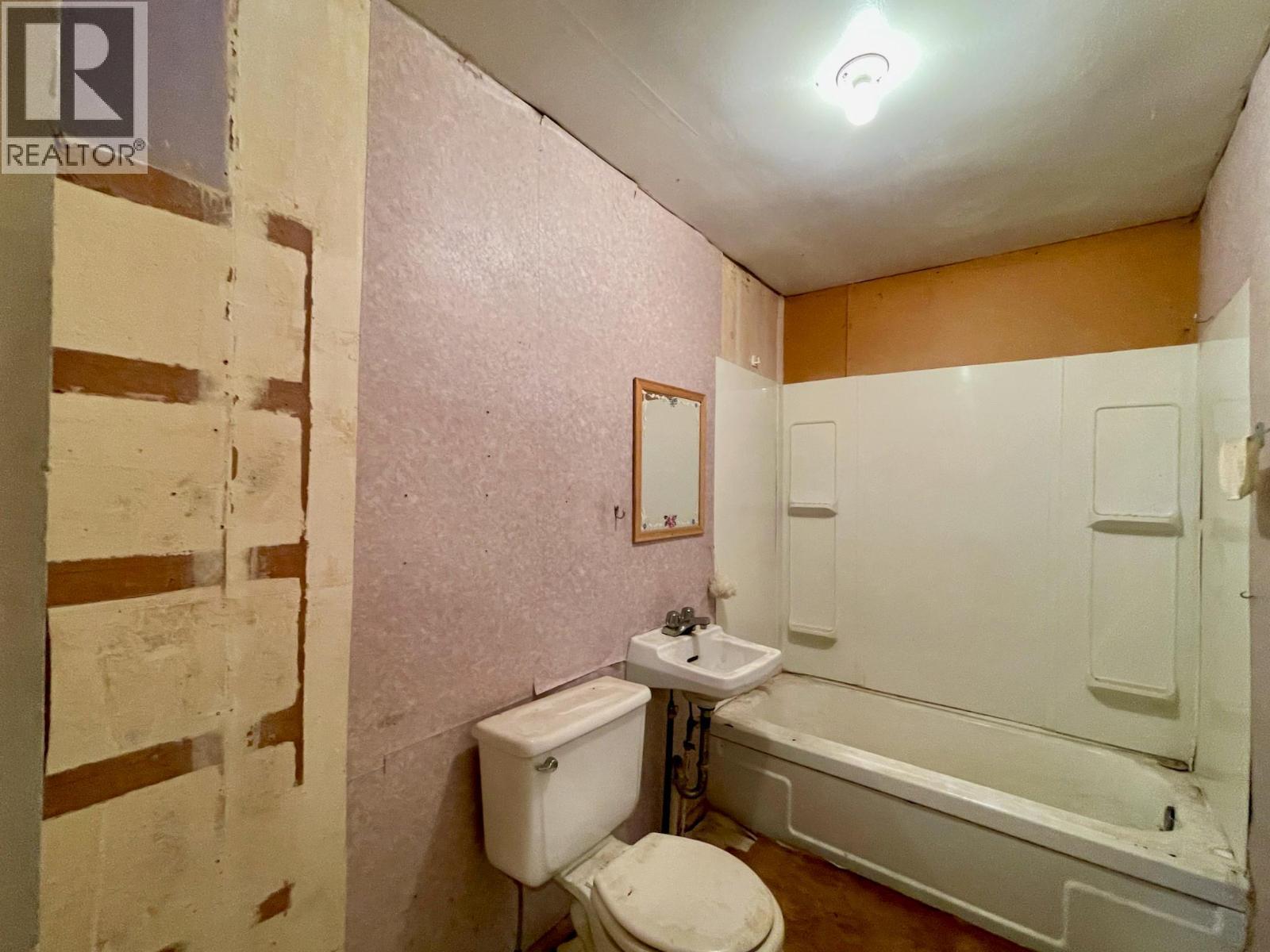 3455 Parson Frontage Road, Golden, BC - Indoor Photo Showing Bathroom