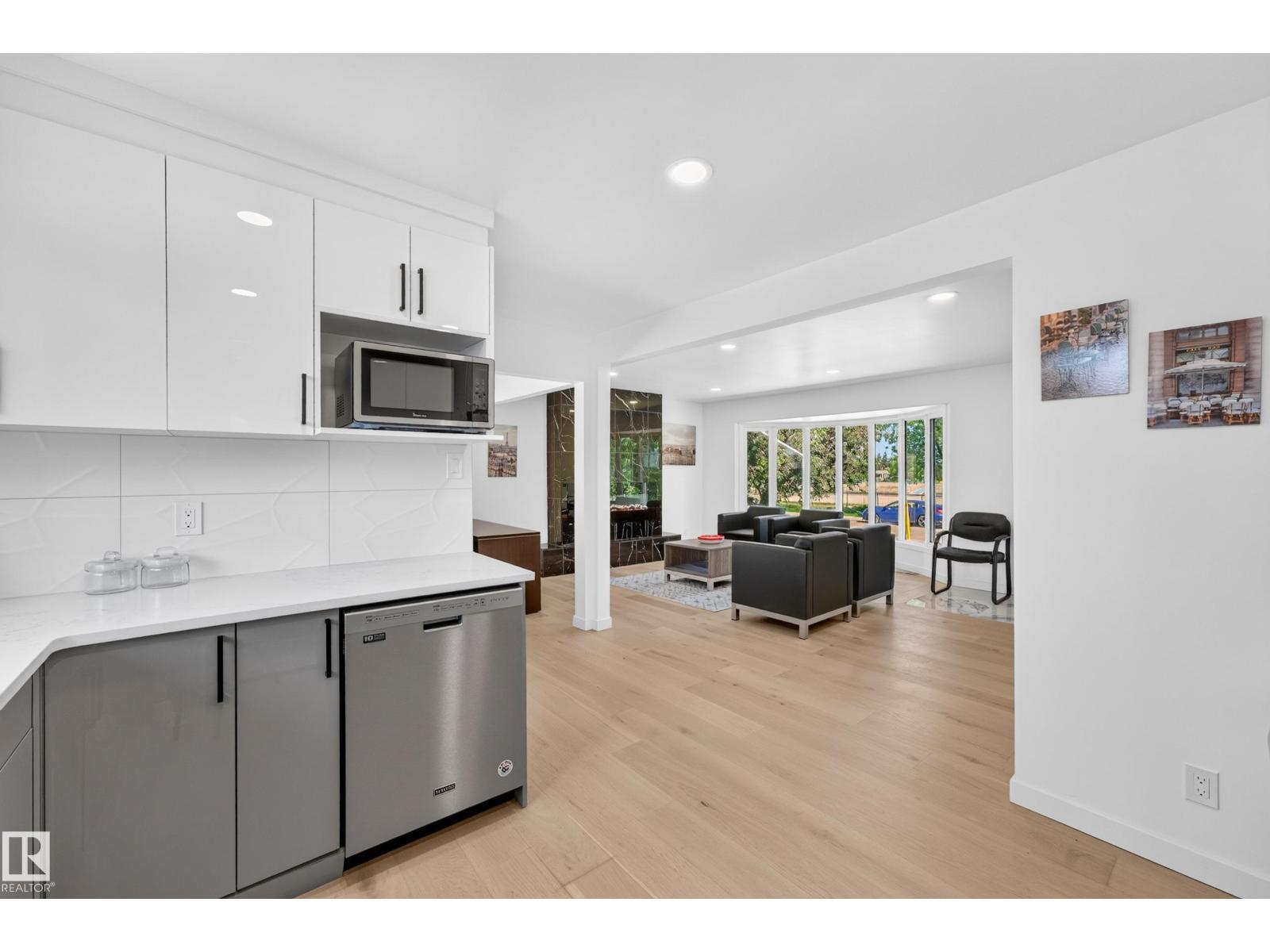 6011 93A Av Nw, Edmonton, AB - Indoor Photo Showing Kitchen