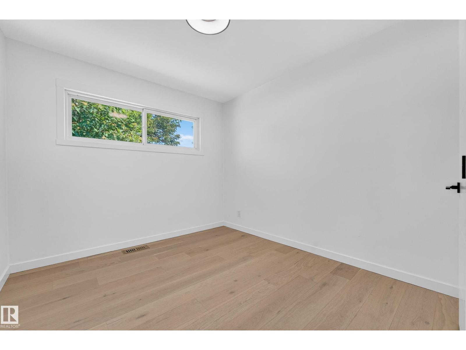 6011 93A Av Nw, Edmonton, AB - Indoor Photo Showing Other Room