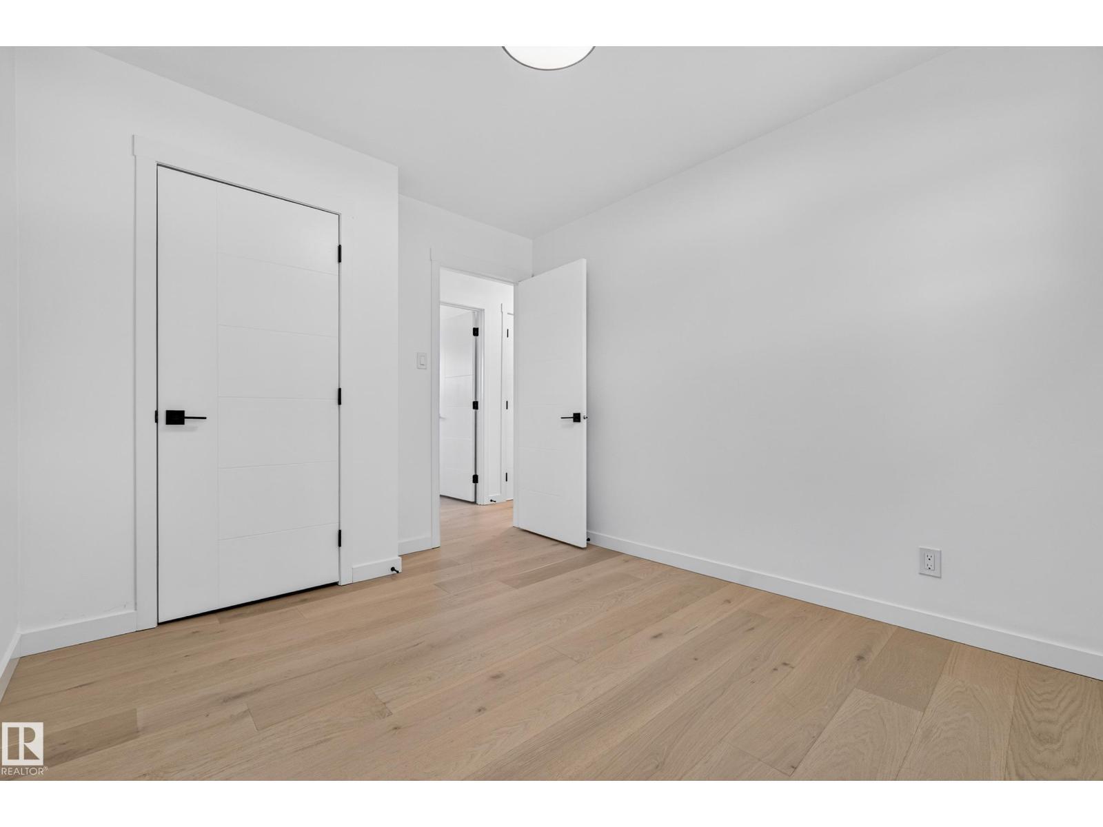 6011 93A Av Nw, Edmonton, AB - Indoor Photo Showing Other Room