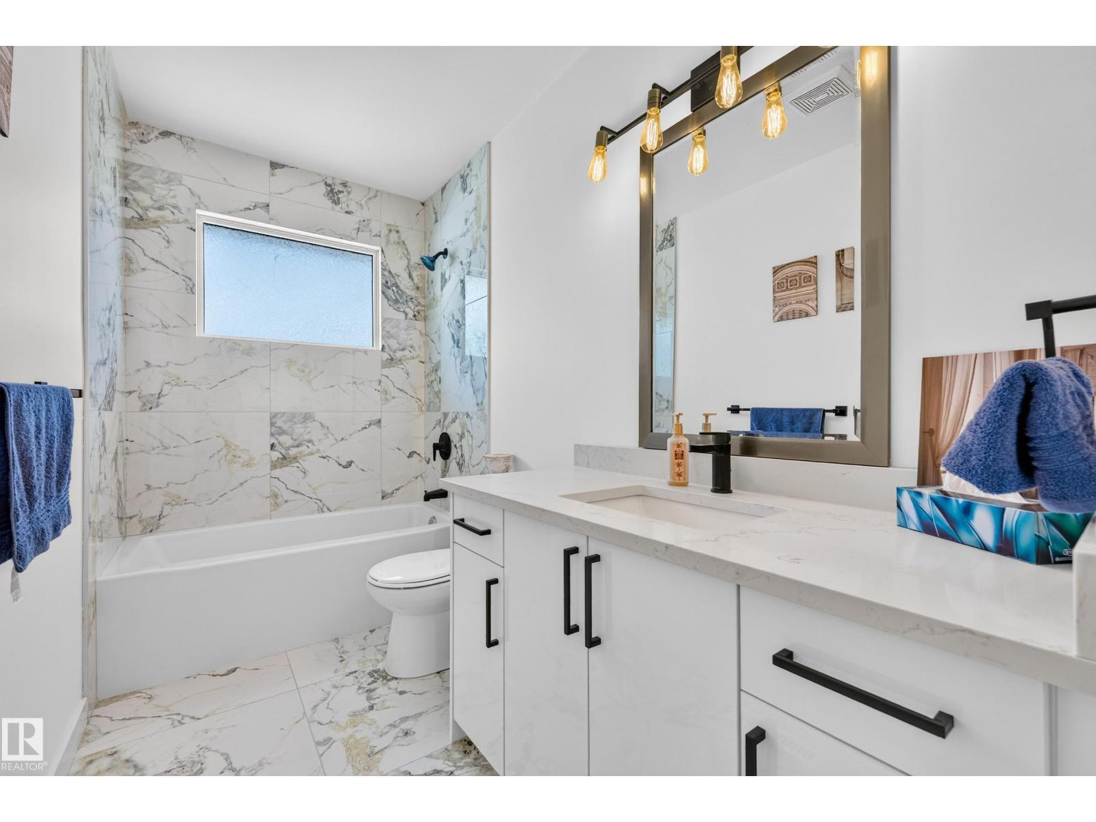 6011 93A Av Nw, Edmonton, AB - Indoor Photo Showing Bathroom