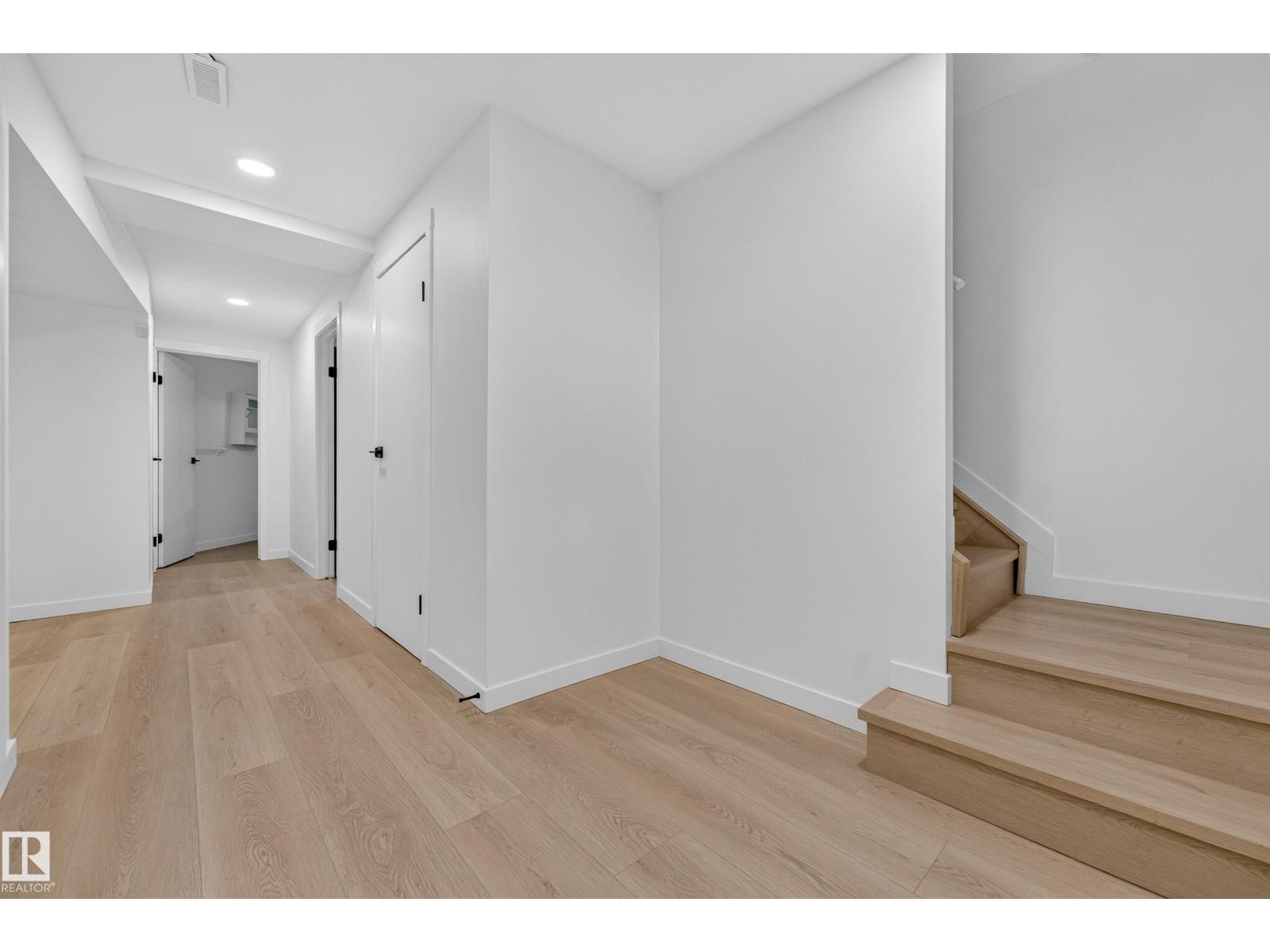 6011 93A Av Nw, Edmonton, AB - Indoor Photo Showing Other Room