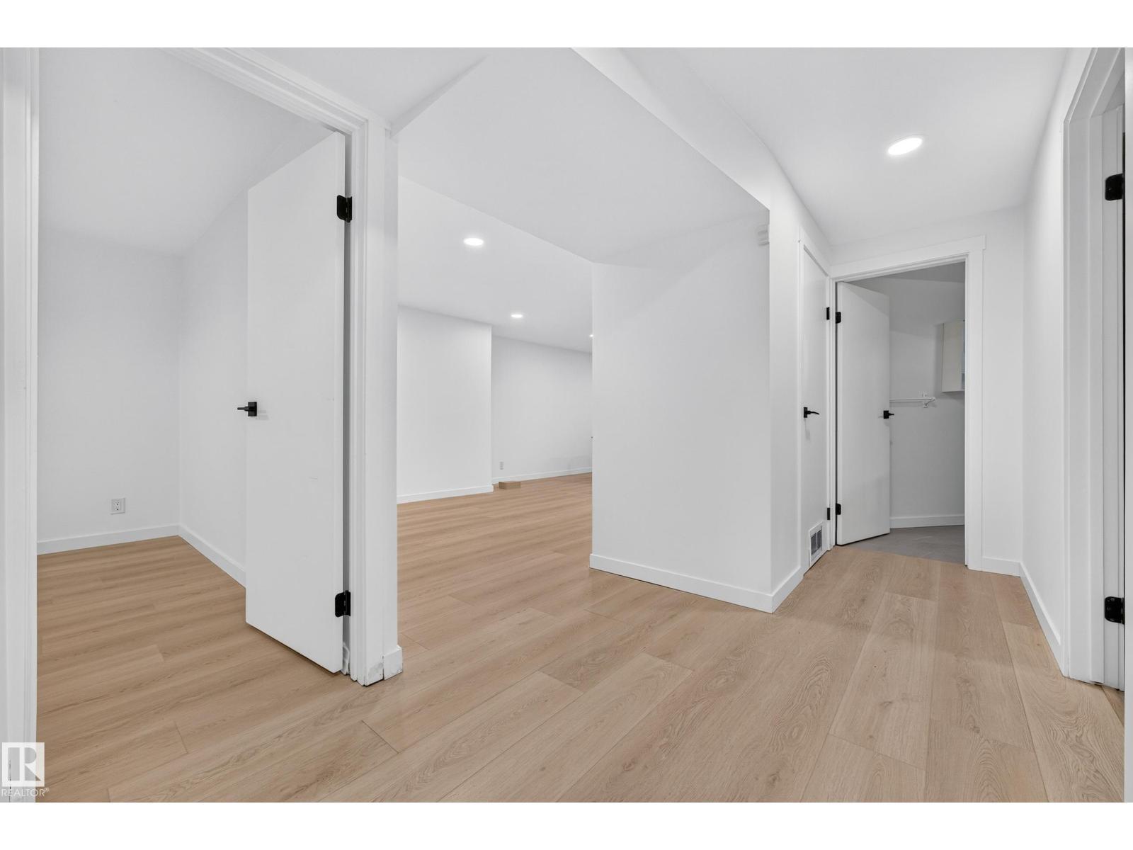 6011 93A Av Nw, Edmonton, AB - Indoor Photo Showing Other Room