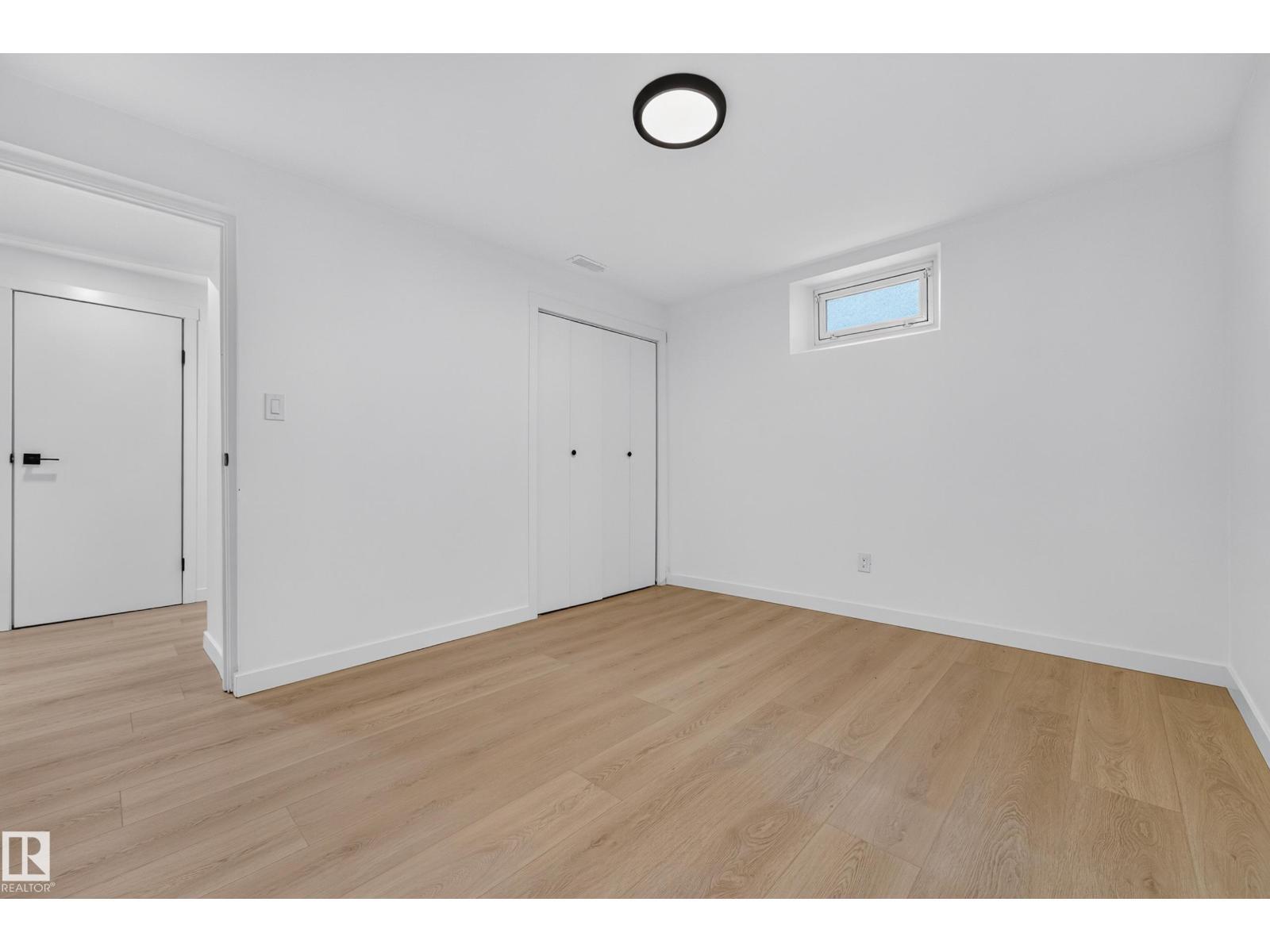 6011 93A Av Nw, Edmonton, AB - Indoor Photo Showing Other Room