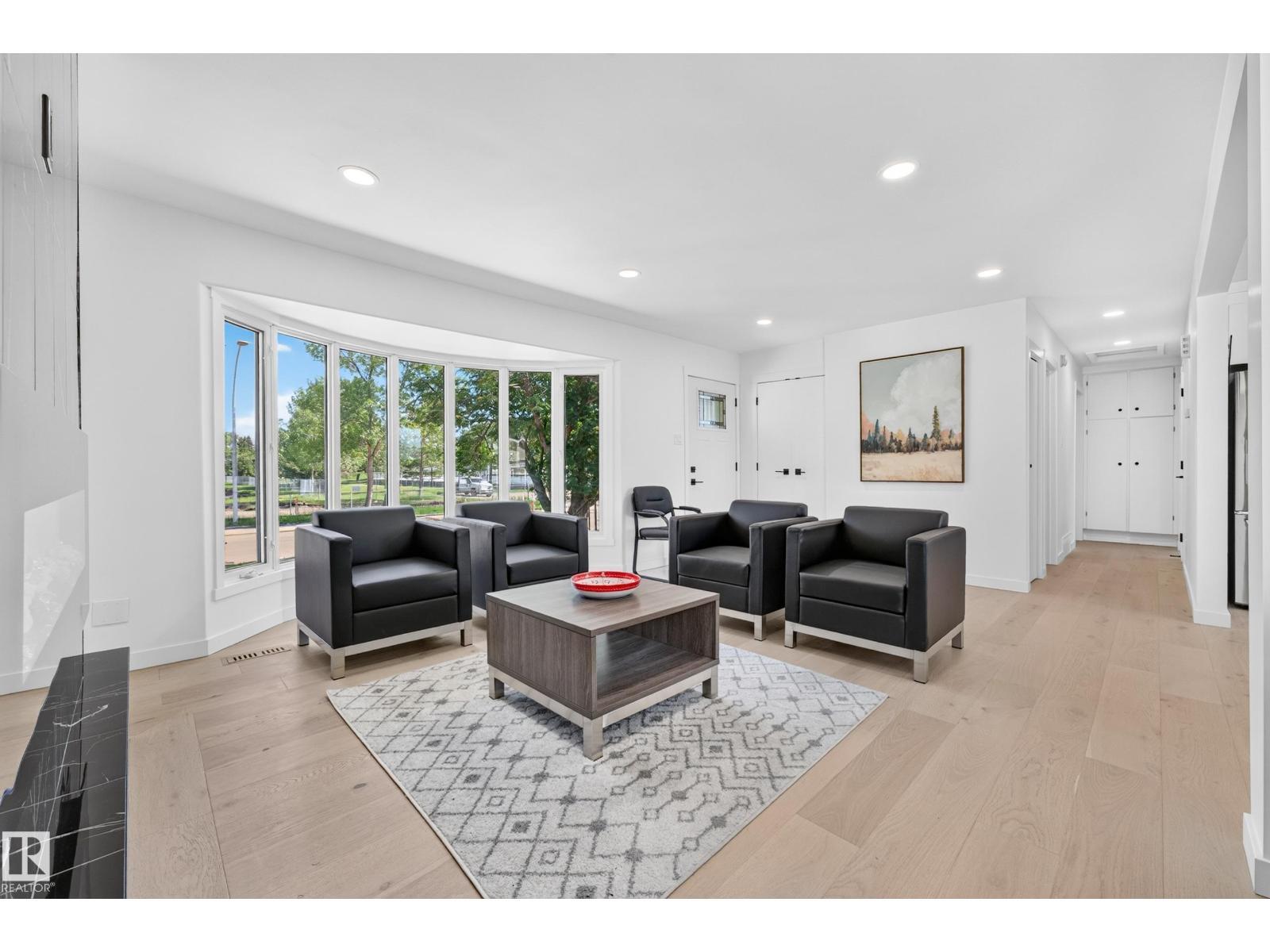 6011 93A Av Nw, Edmonton, AB - Indoor Photo Showing Living Room