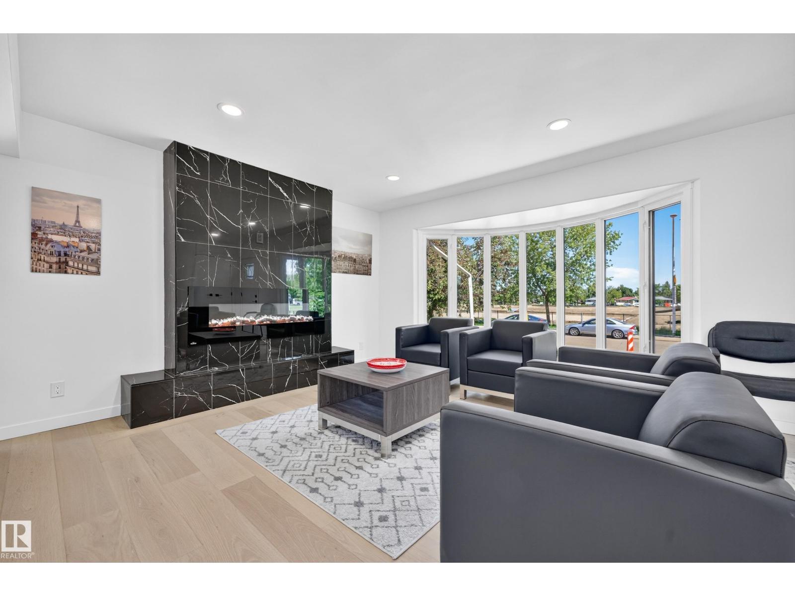 6011 93A Av Nw, Edmonton, AB - Indoor Photo Showing Living Room