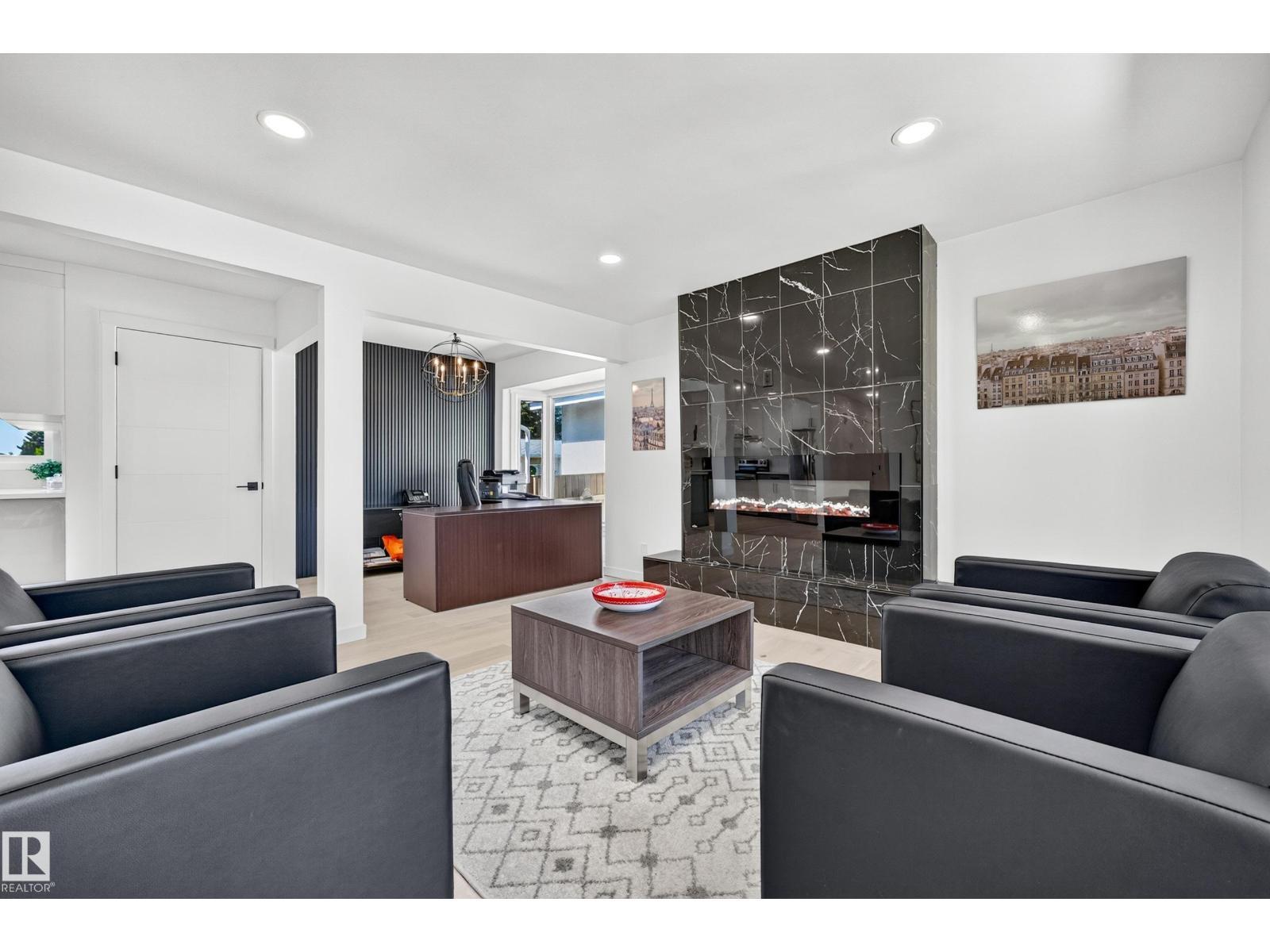 6011 93A Av Nw, Edmonton, AB - Indoor Photo Showing Living Room