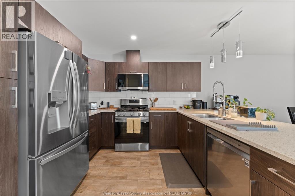 3185 Viola Crescent, Windsor, ON - Indoor Photo Showing Kitchen With Double Sink With Upgraded Kitchen