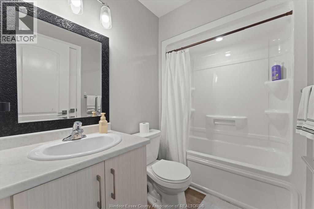 3185 Viola Crescent, Windsor, ON - Indoor Photo Showing Bathroom