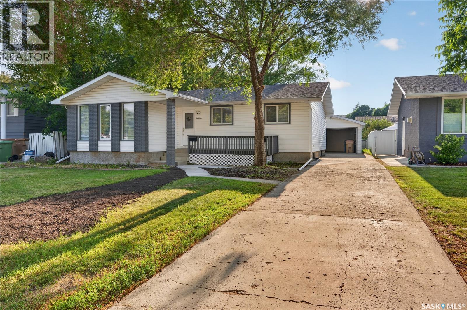 18 University Park Drive, Regina, SK - Outdoor