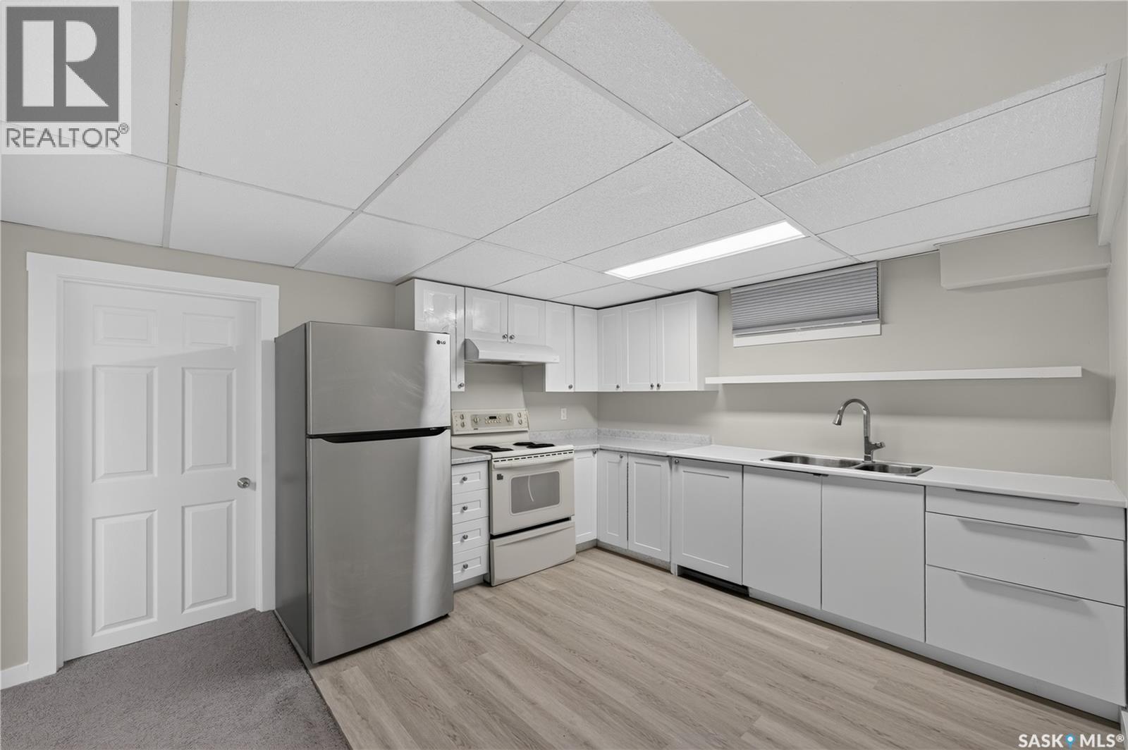 18 University Park Drive, Regina, SK - Indoor Photo Showing Kitchen With Double Sink