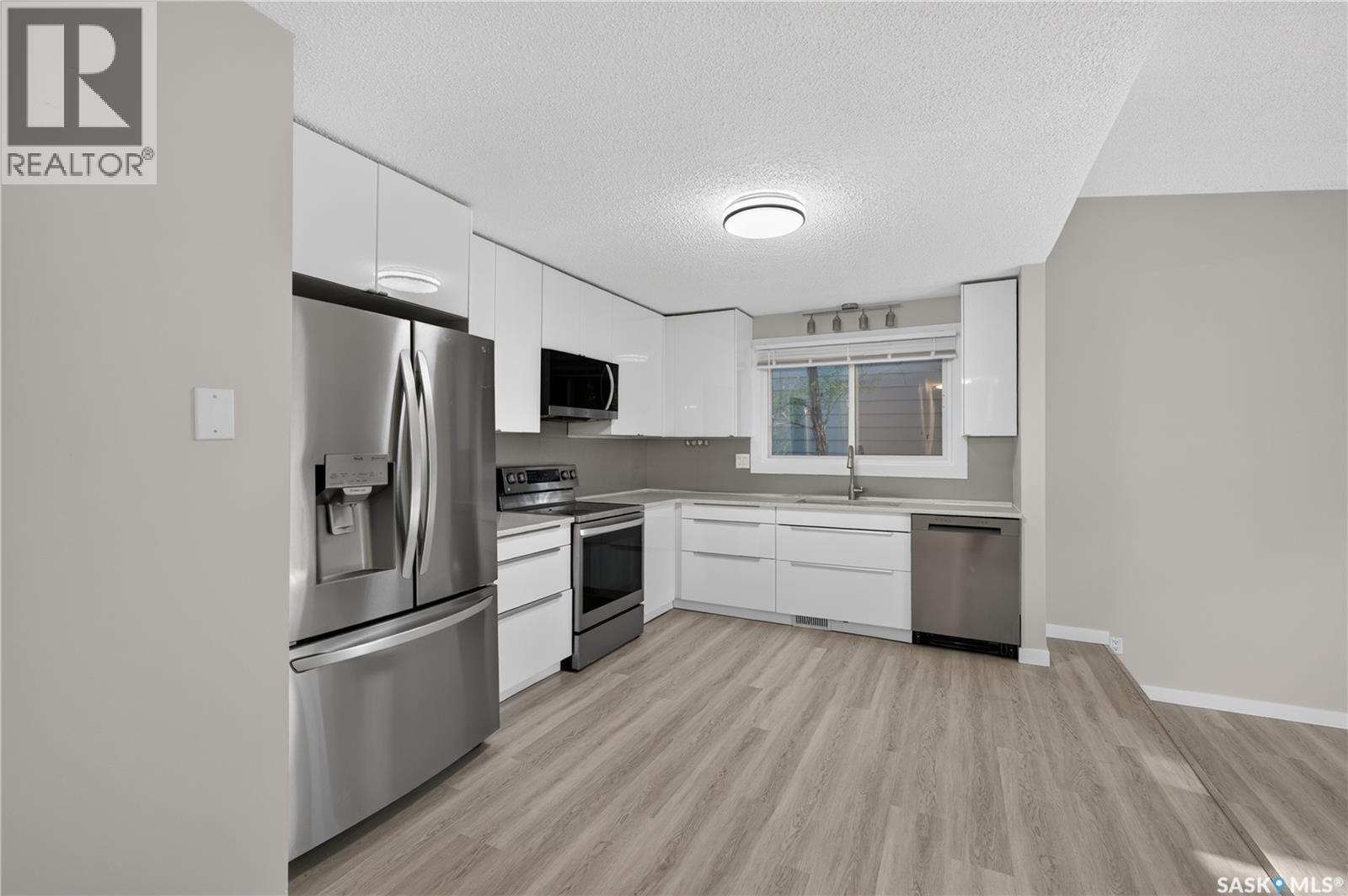 18 University Park Drive, Regina, SK - Indoor Photo Showing Kitchen