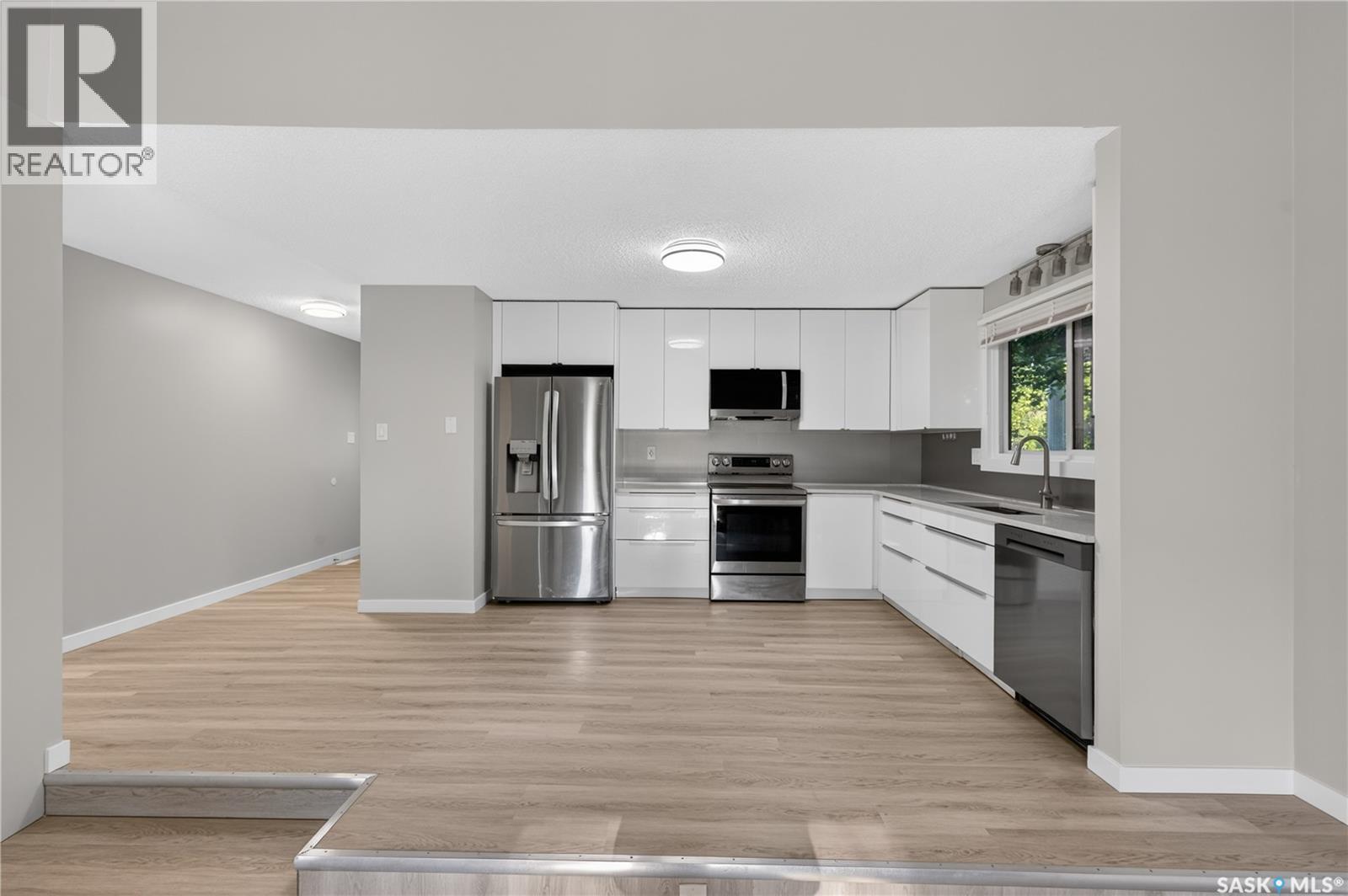 18 University Park Drive, Regina, SK - Indoor Photo Showing Kitchen