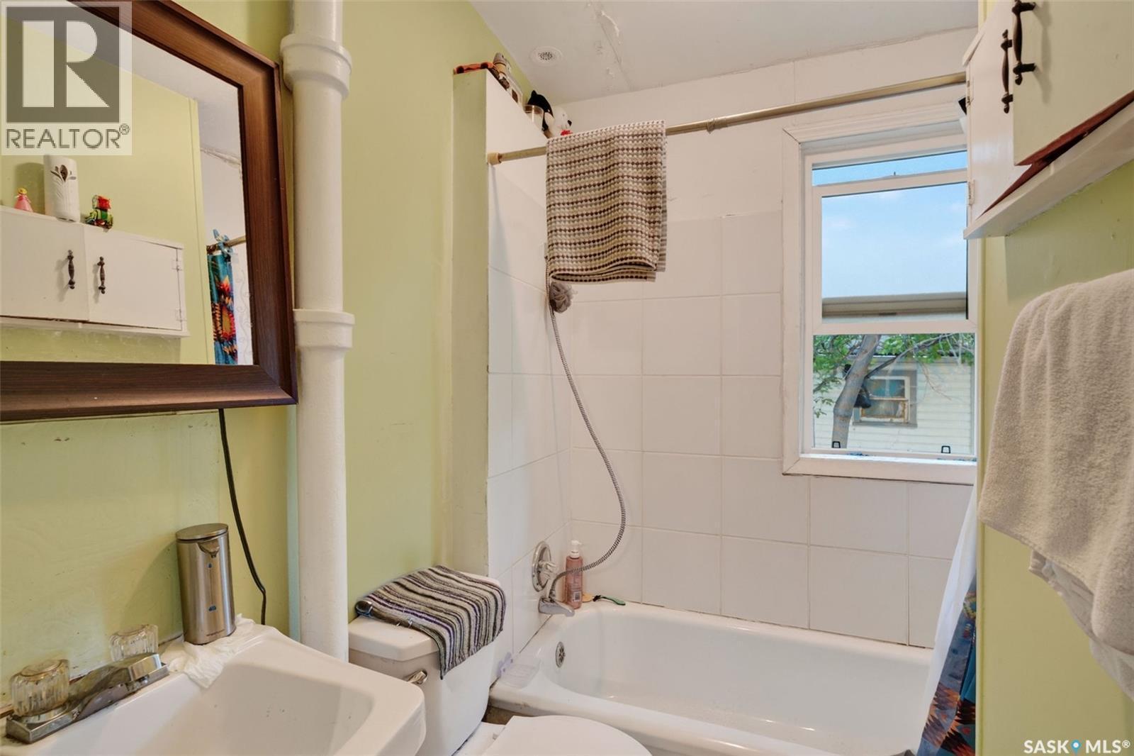 209 V Avenue S, Saskatoon, SK - Indoor Photo Showing Bathroom