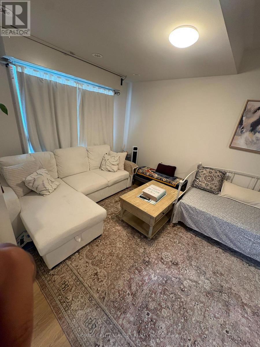 485 Beresford Path, Oshawa, ON - Indoor Photo Showing Living Room