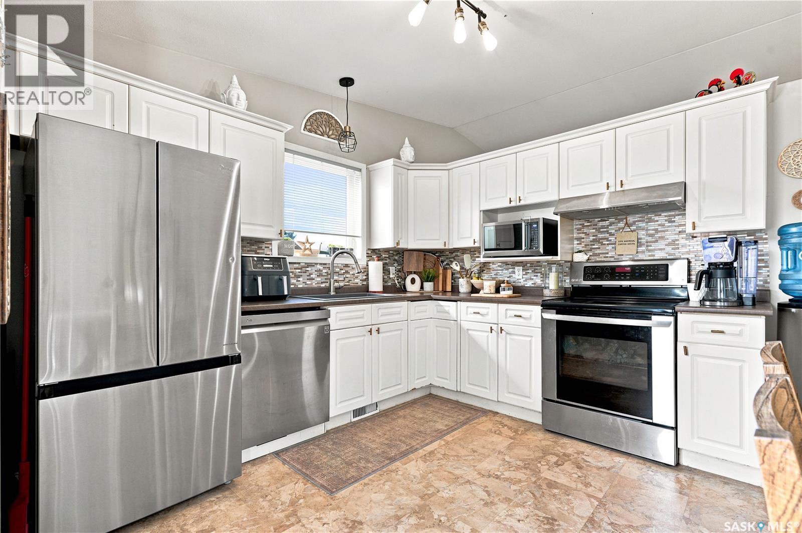 239 Manning Crescent, Saskatoon, SK - Indoor Photo Showing Kitchen