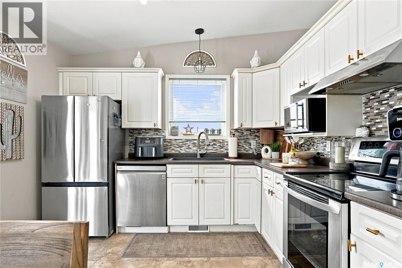 239 Manning Crescent, Saskatoon, SK - Indoor Photo Showing Kitchen