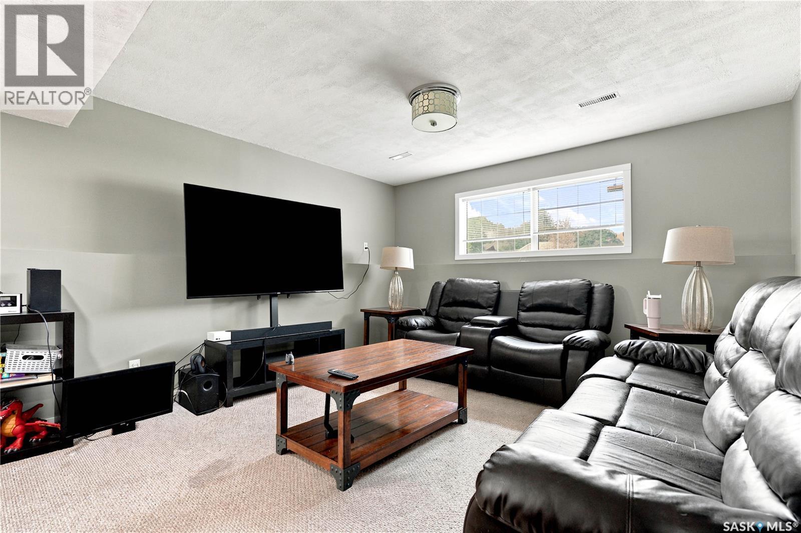 239 Manning Crescent, Saskatoon, SK - Indoor Photo Showing Living Room
