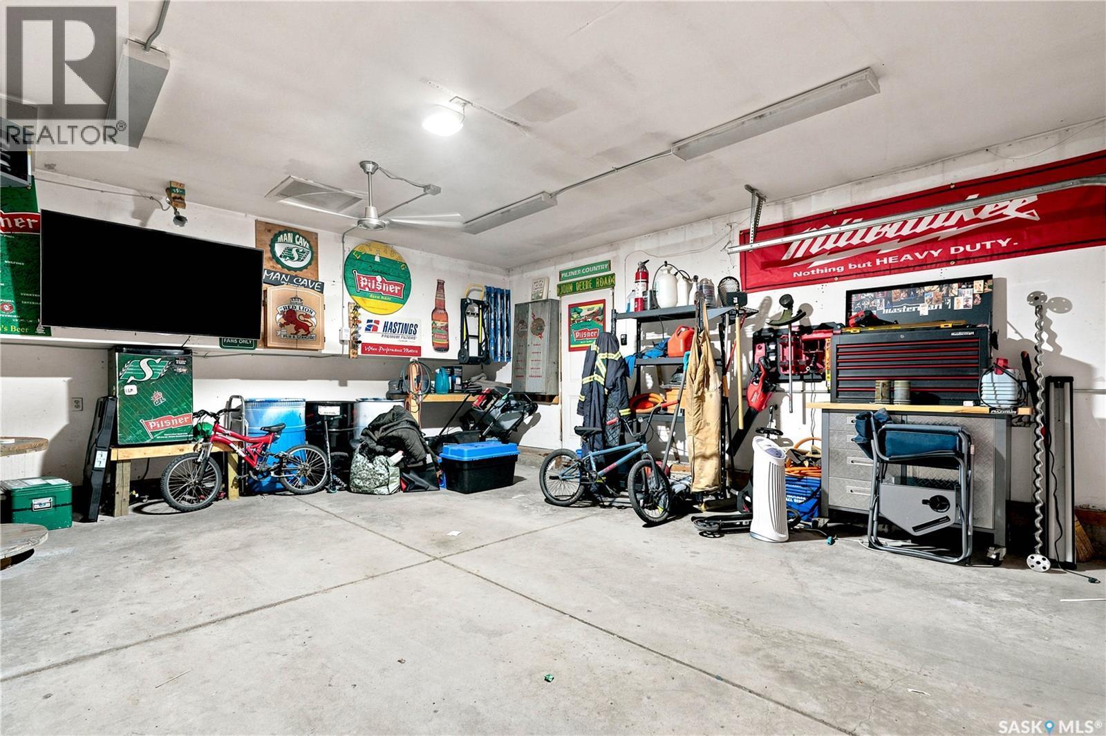 239 Manning Crescent, Saskatoon, SK - Indoor Photo Showing Garage