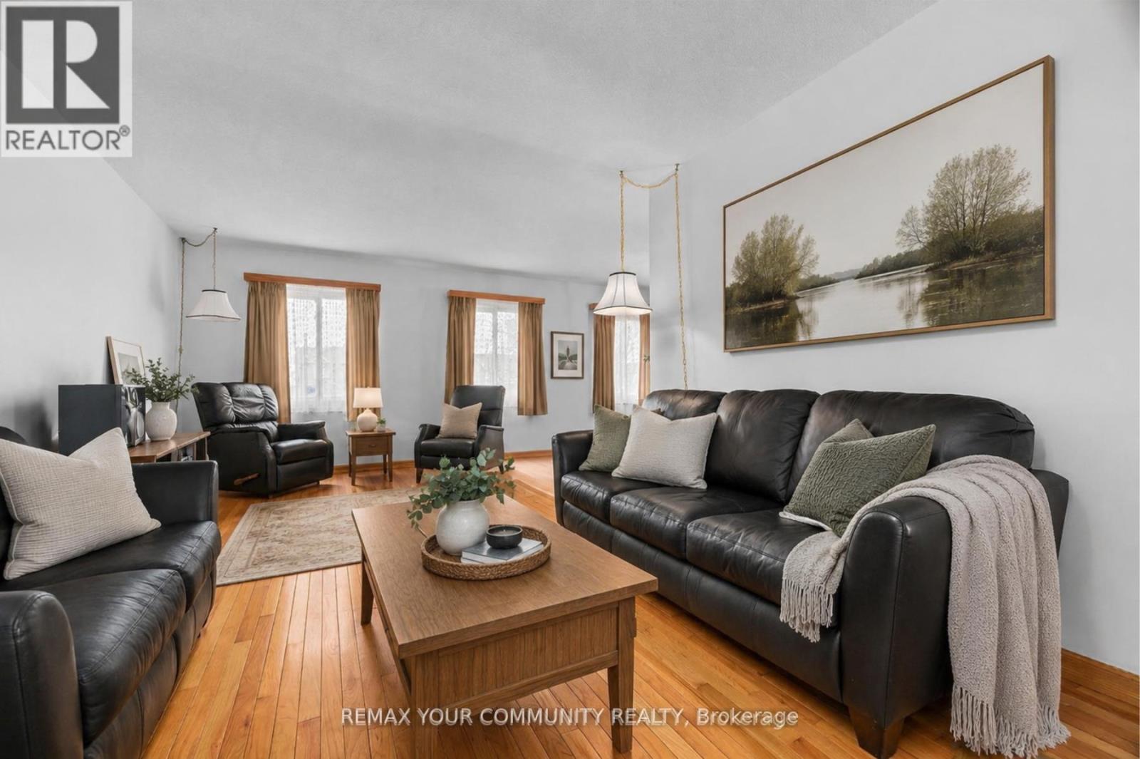21 Wright Crescent, Ajax, ON - Indoor Photo Showing Living Room