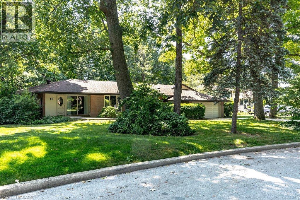 spacious ranch style home - 44 Colquhoun Crescent, Hamilton, ON - Outdoor