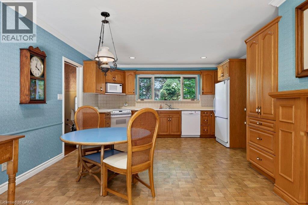 kitchen enjoys plenty of counter space - 44 Colquhoun Crescent, Hamilton, ON - Indoor