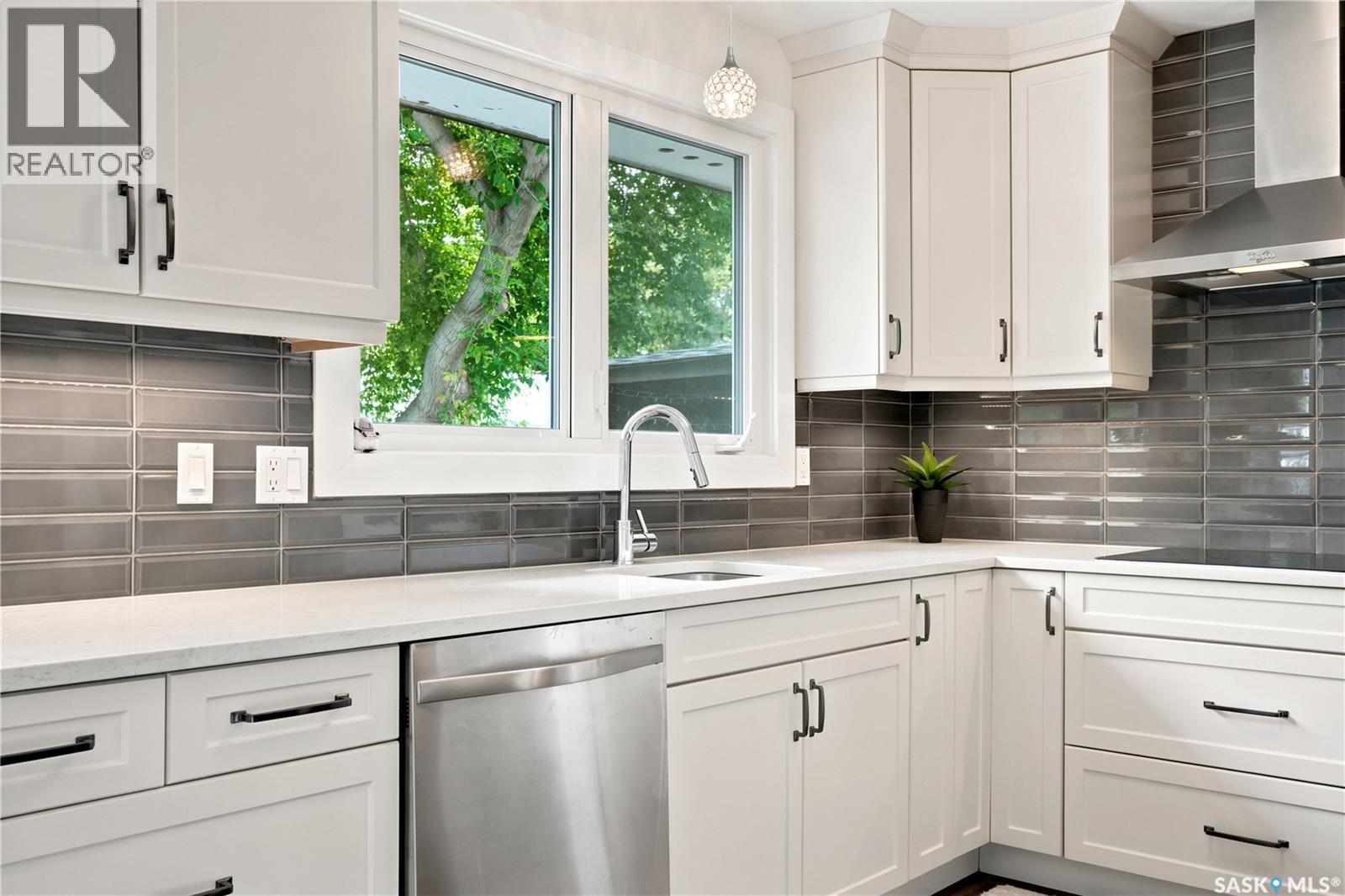 116 Mcmaster Crescent, Saskatoon, SK - Indoor Photo Showing Kitchen With Upgraded Kitchen
