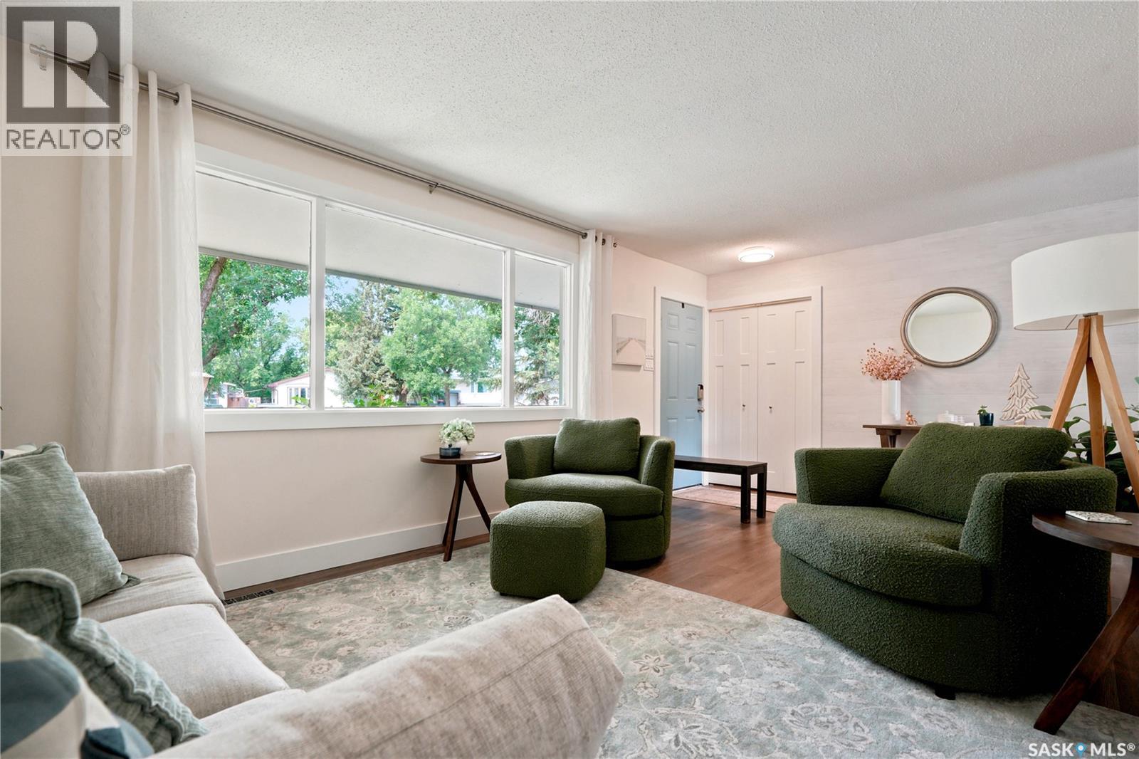 116 Mcmaster Crescent, Saskatoon, SK - Indoor Photo Showing Living Room