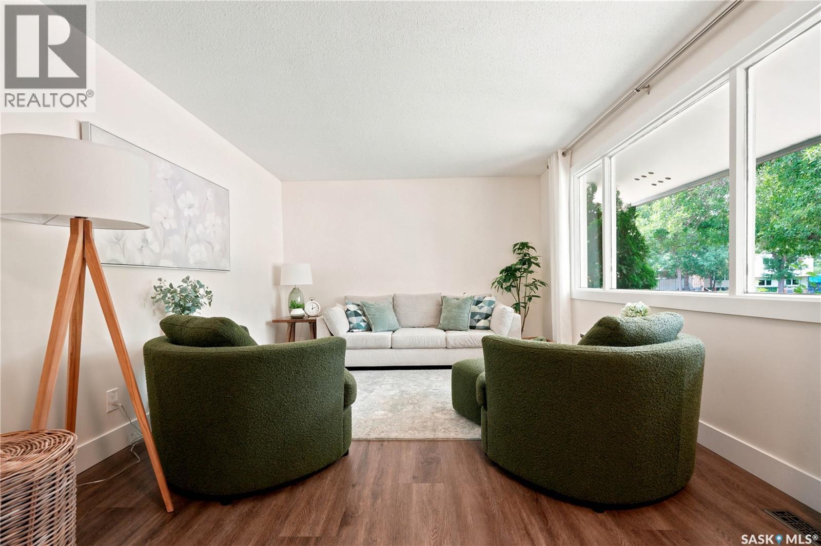 116 Mcmaster Crescent, Saskatoon, SK - Indoor Photo Showing Living Room