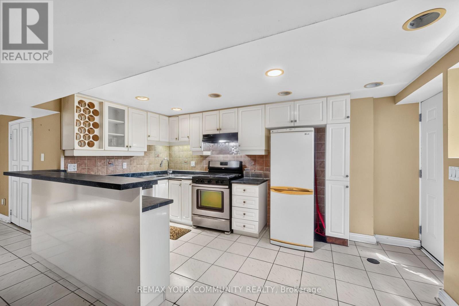 79 Westhampton Drive, Vaughan, ON - Indoor Photo Showing Kitchen With Upgraded Kitchen