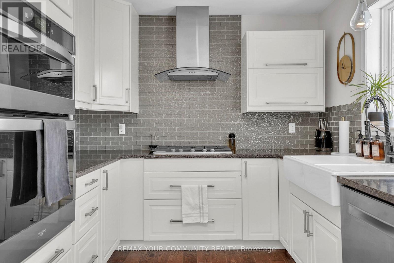 92 Sandringham Drive, Barrie, ON - Indoor Photo Showing Kitchen With Upgraded Kitchen
