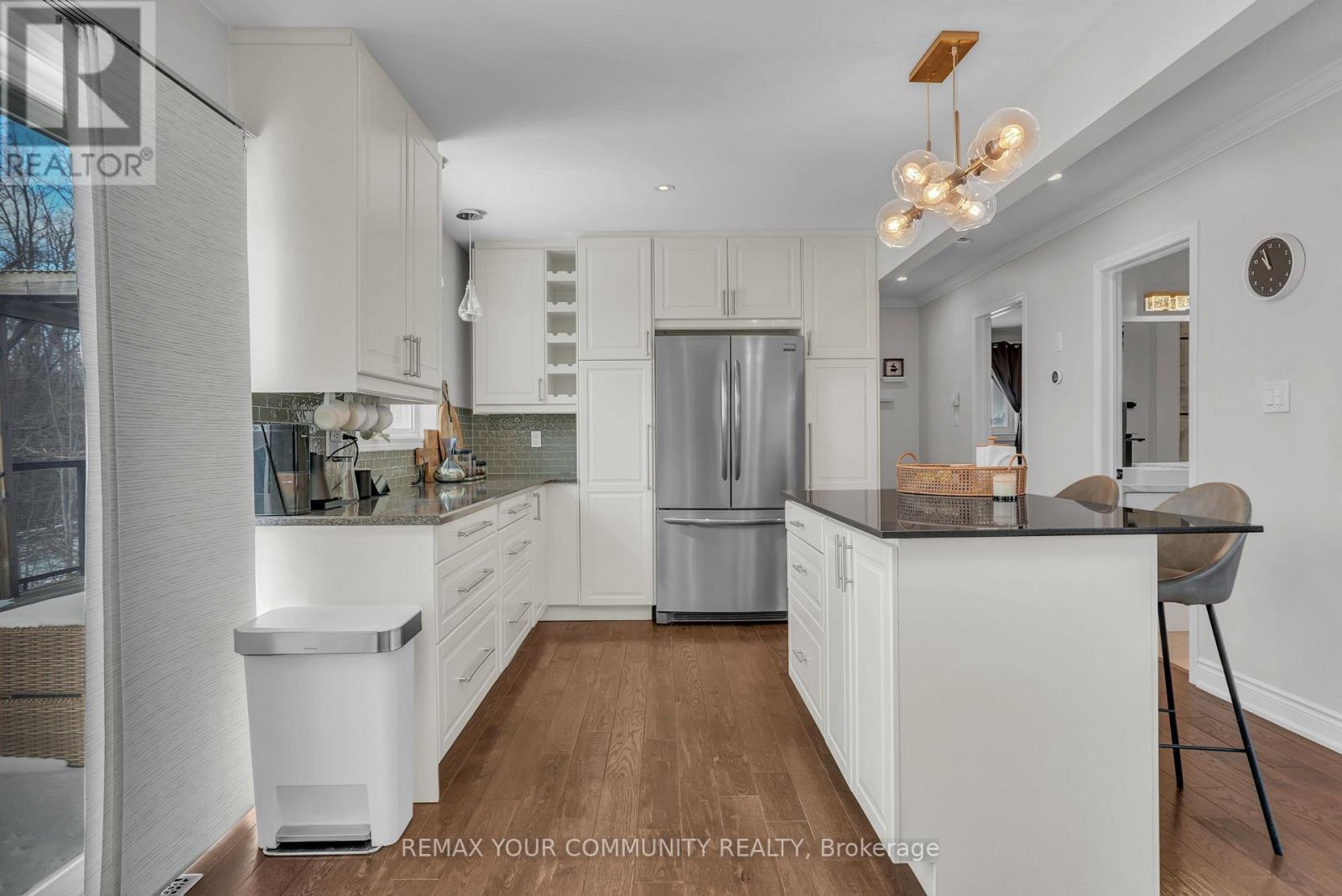 92 Sandringham Drive, Barrie, ON - Indoor Photo Showing Kitchen With Upgraded Kitchen