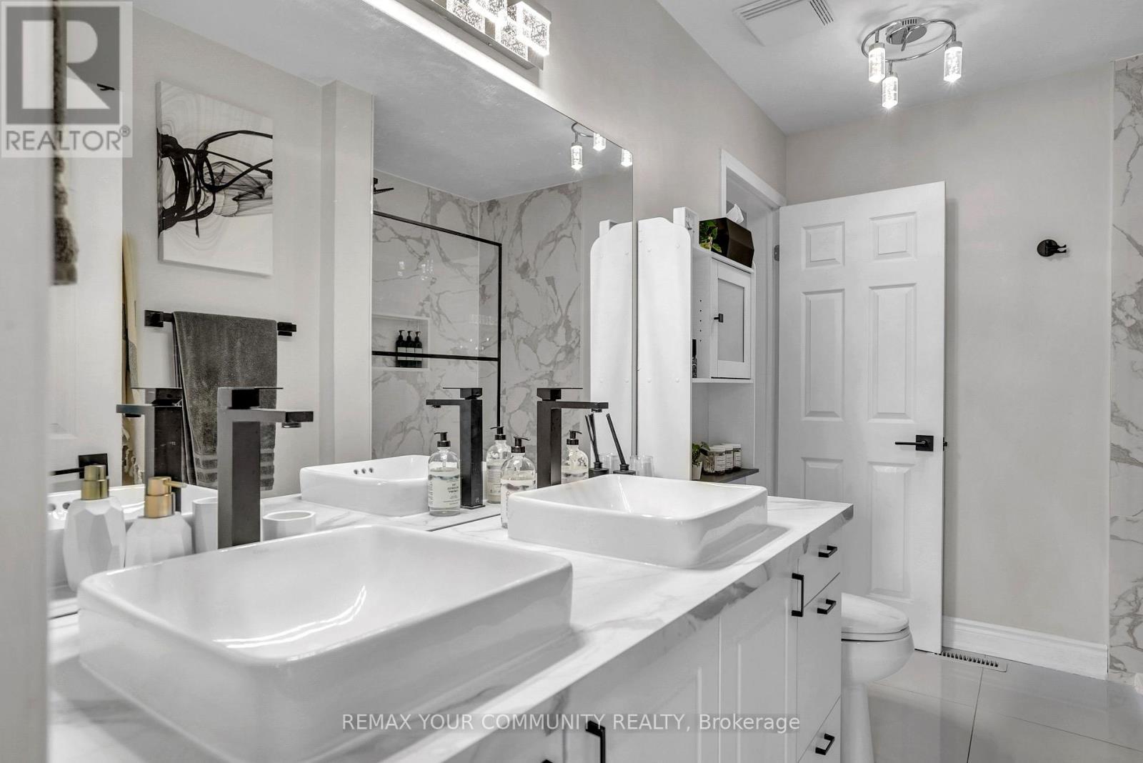 92 Sandringham Drive, Barrie, ON - Indoor Photo Showing Bathroom