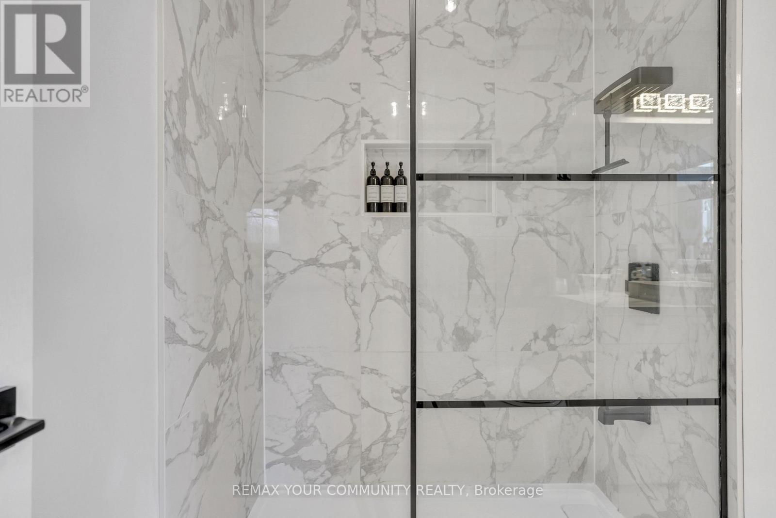 92 Sandringham Drive, Barrie, ON - Photo Showing Bathroom
