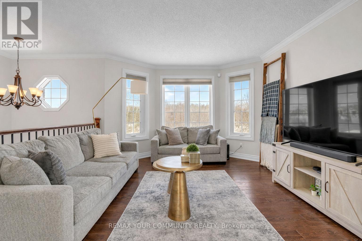 92 Sandringham Drive, Barrie, ON - Indoor Photo Showing Living Room