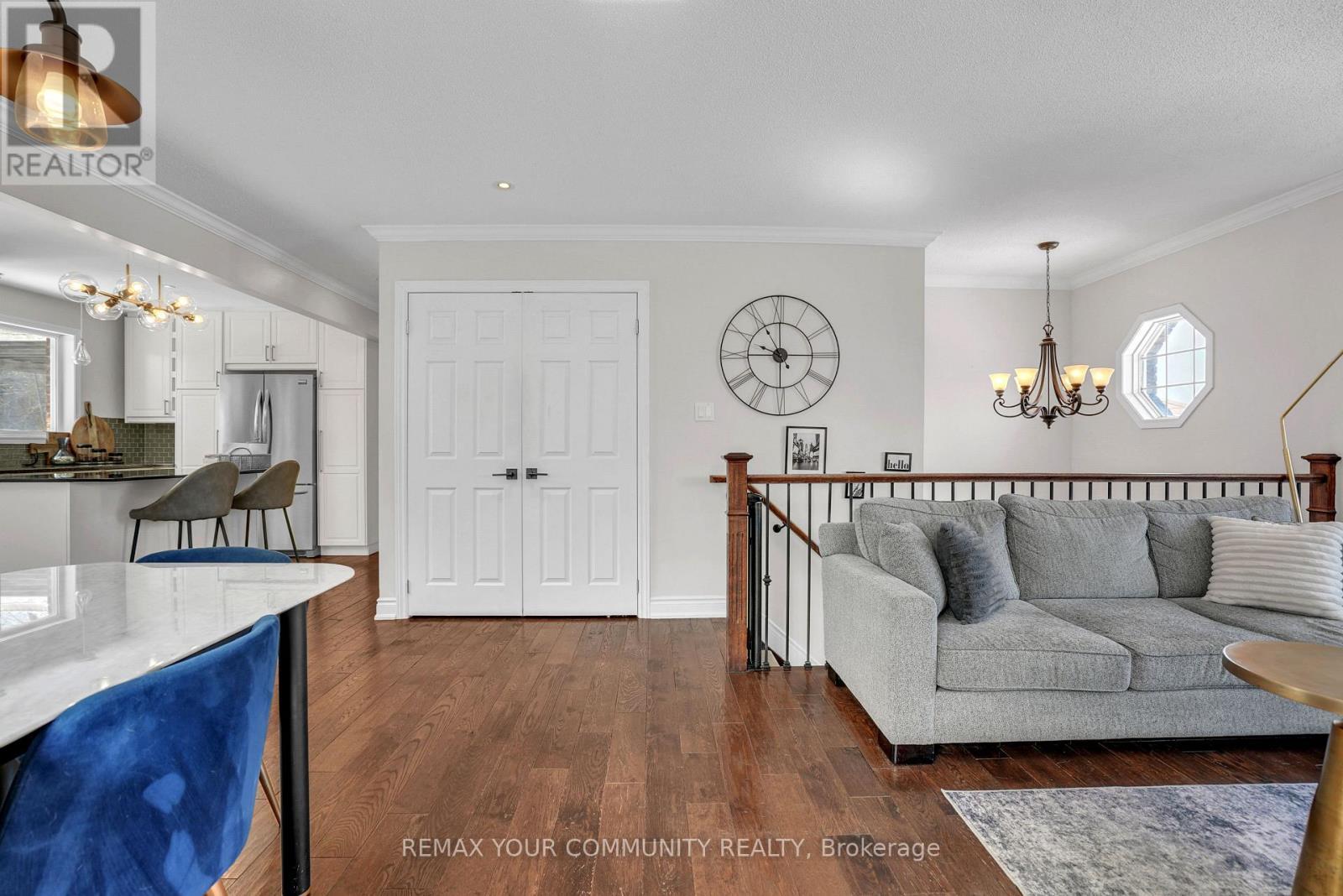 92 Sandringham Drive, Barrie, ON - Indoor Photo Showing Living Room