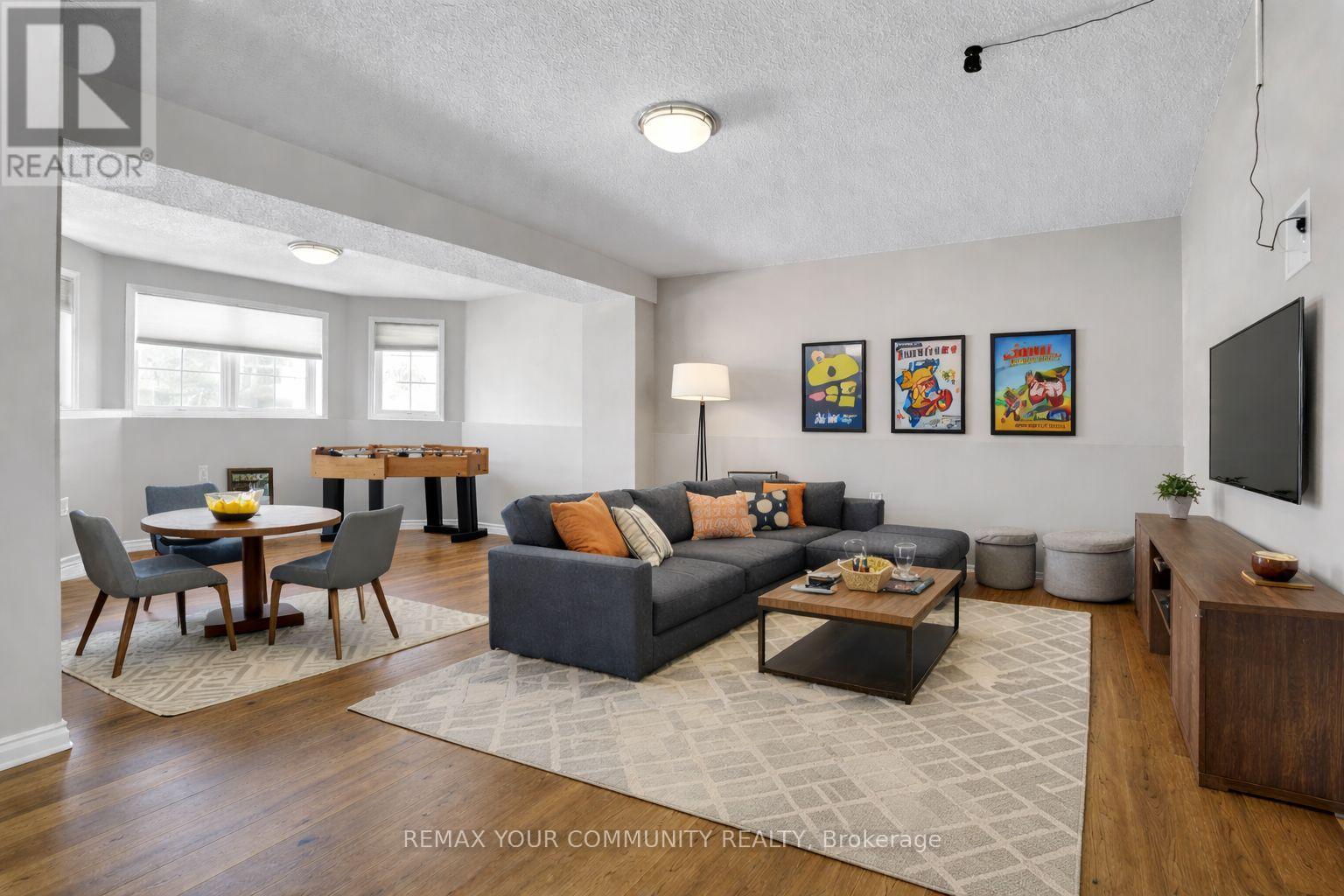 92 Sandringham Drive, Barrie, ON - Indoor Photo Showing Living Room