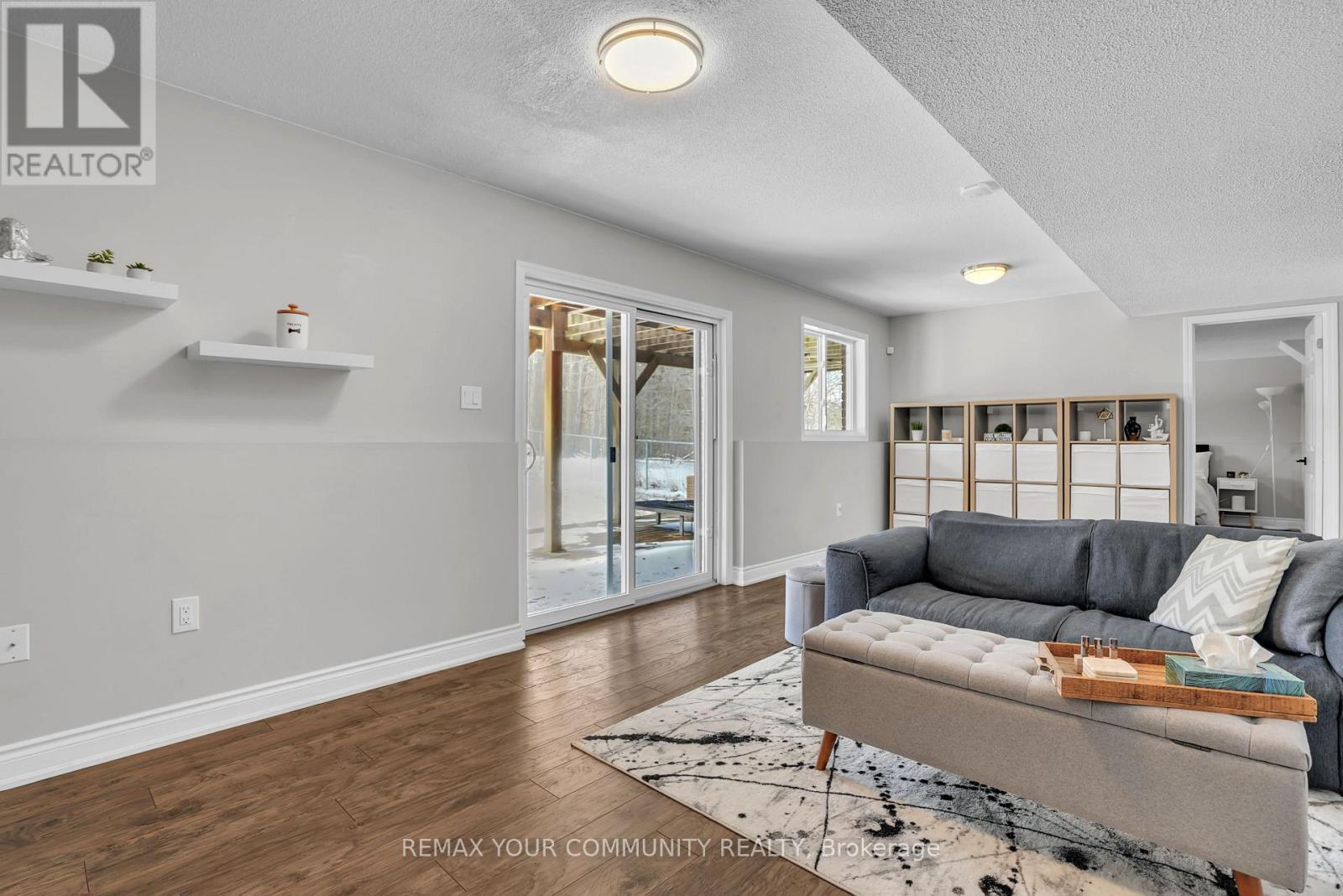 92 Sandringham Drive, Barrie, ON - Indoor Photo Showing Living Room
