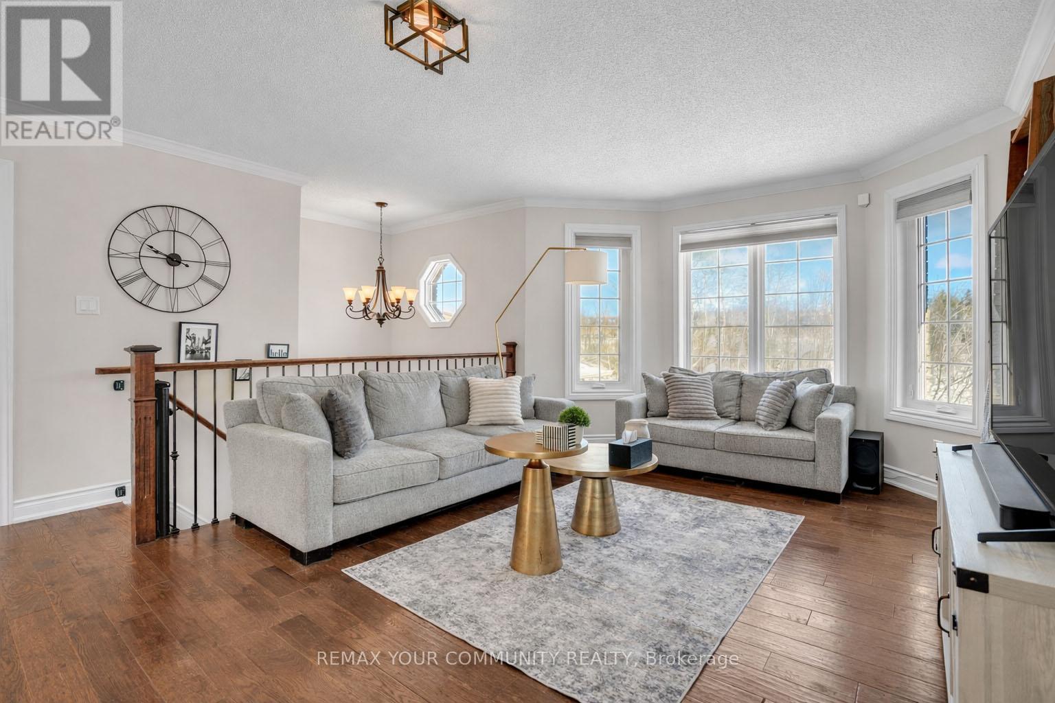 92 Sandringham Drive, Barrie, ON - Indoor Photo Showing Living Room